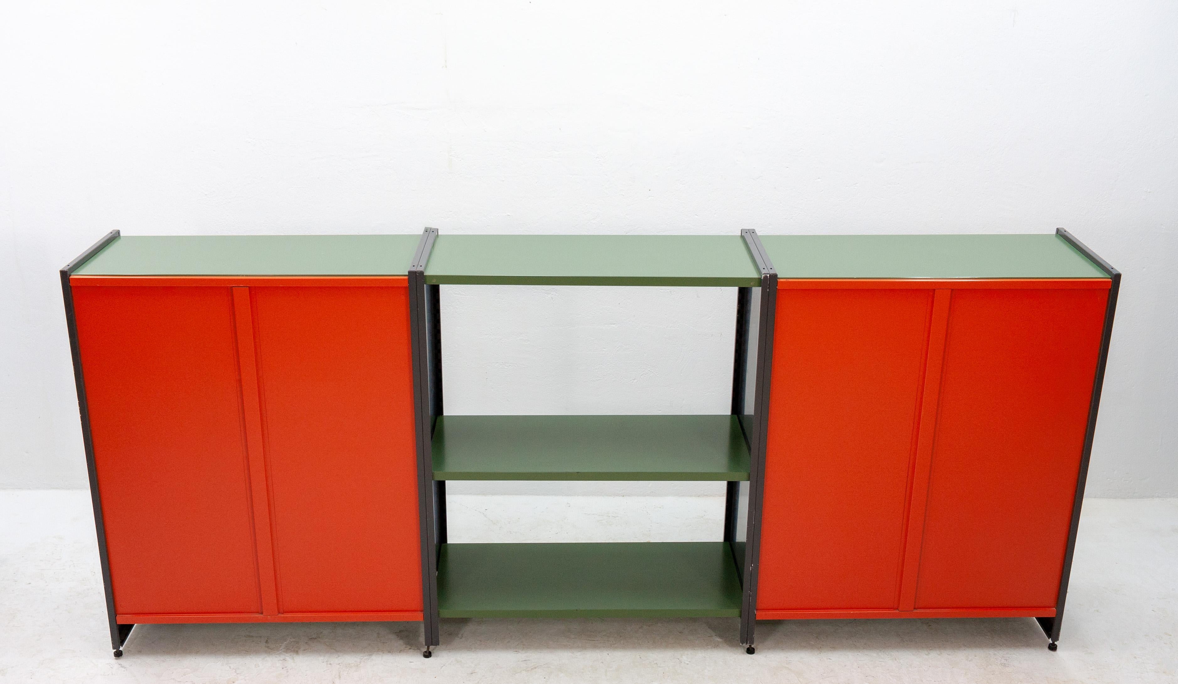 Modular all-metal cabinet system model 5600 designed by A.R. Cordemeijer for Gispen. Dutch .Finished in a funky avocado green and red orange for the shelves and back, with anthracite uprights. Quite user-friendly to disassemble and rearrange. Made