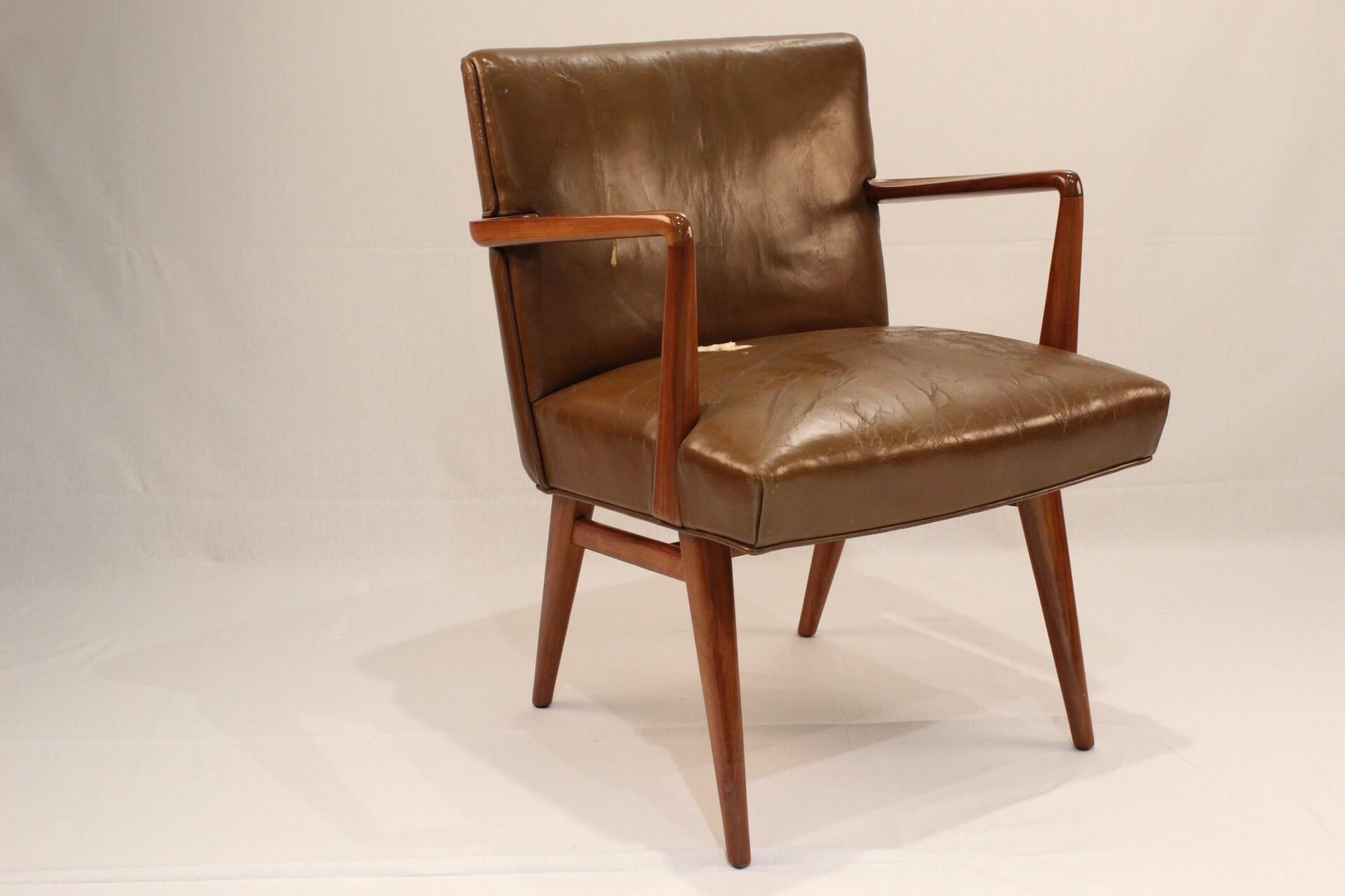 Comfort and design come together in this beautiful piece by master Jens Risom. Professionally restored (walnut frame) and respecting the original genuine leather which has a small detail as you can see in the photos.