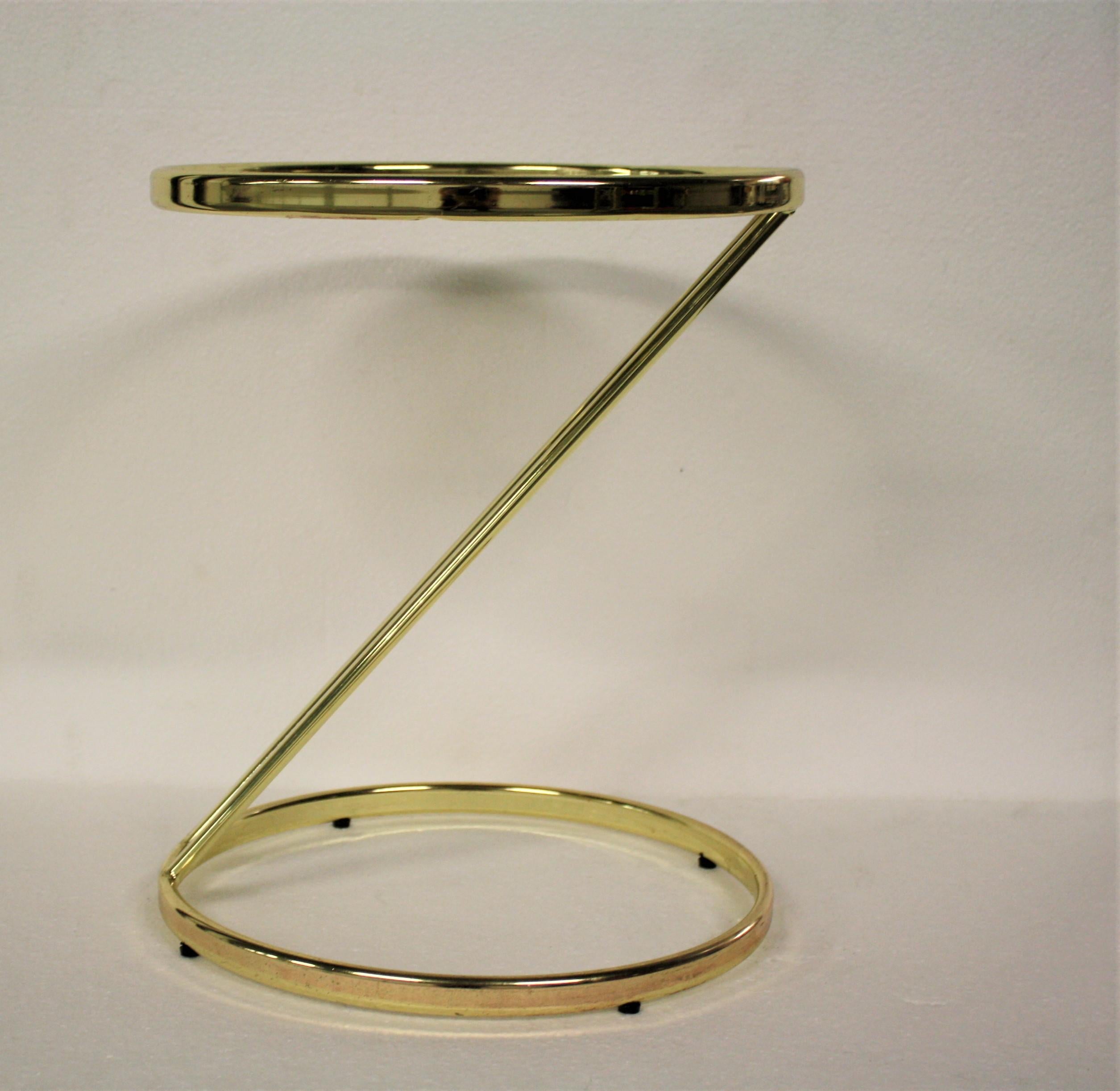 Vintage brass Z-shaped side table or plant stand with smoked glass.

Good condition.

Late 1970s, Belgium

Measure: Height 41 cm /16.14