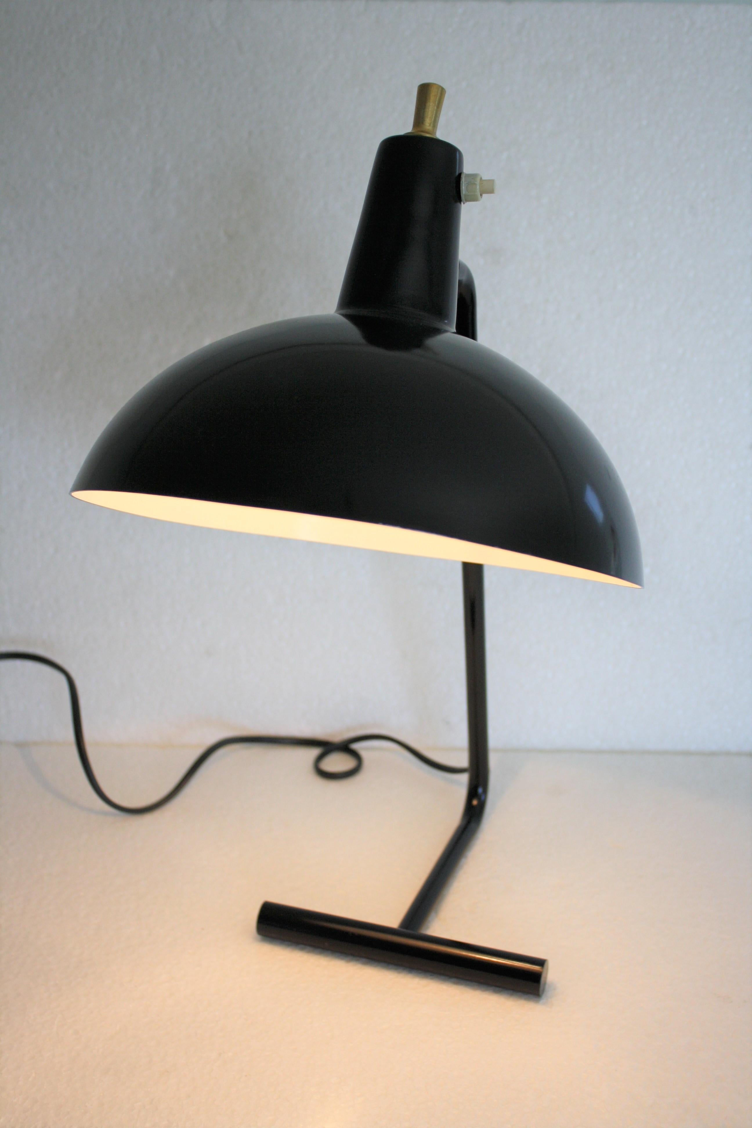 Beautifully restored black enamel desk lamp from the 1950s.

The lamp is designed by JJM Hoogervorst for Anvia, model 6019.

The shade is articulated.

The lamp has a wonderful modernist design.

1950s - Netherlands

Height: 45cm/17.5