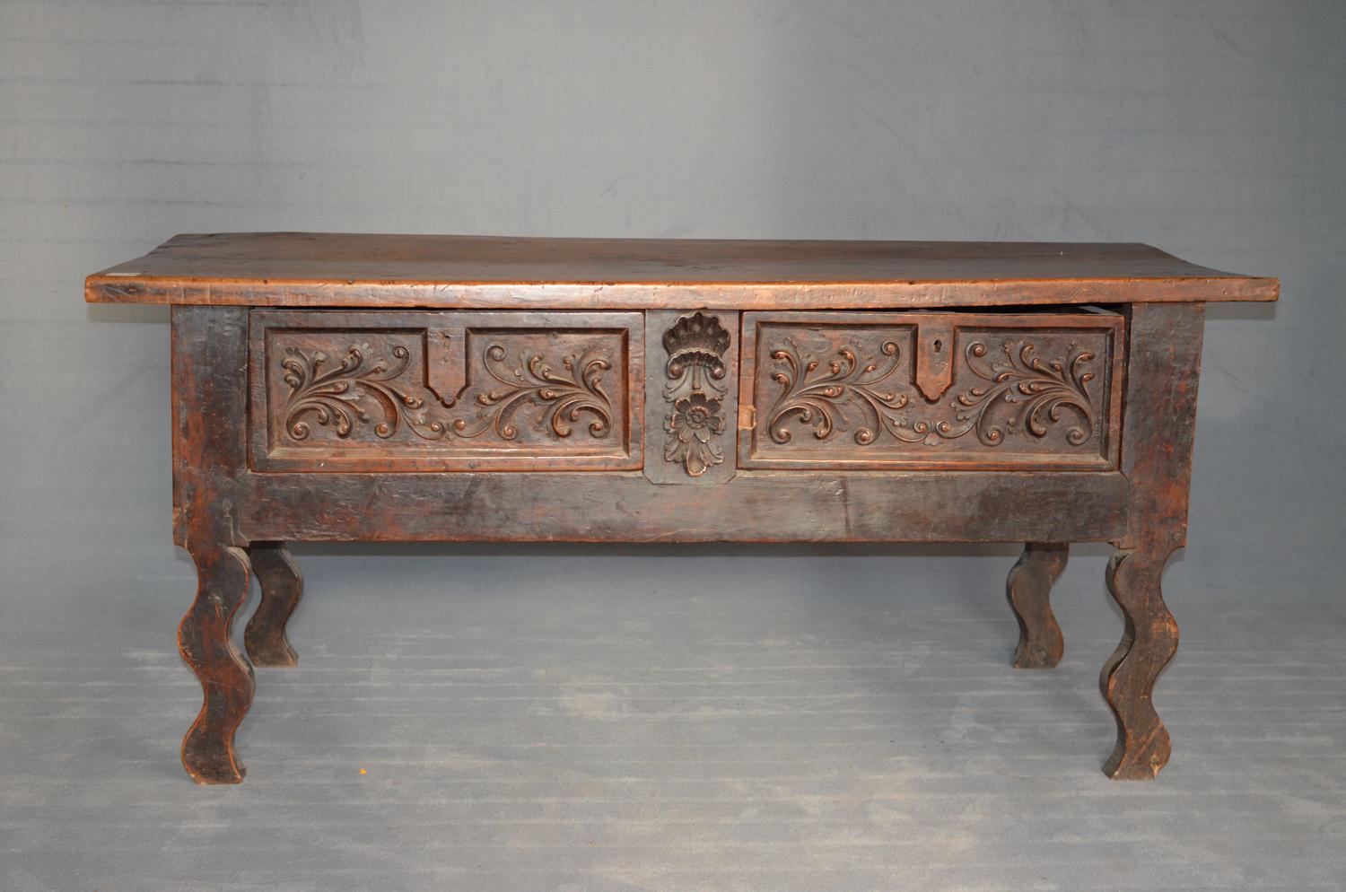 Florentine Renaissance table entirely in dark walnut and dating back to the late 16th century with two large drawers. The tabletop and drawers are a single section of 5 cm.