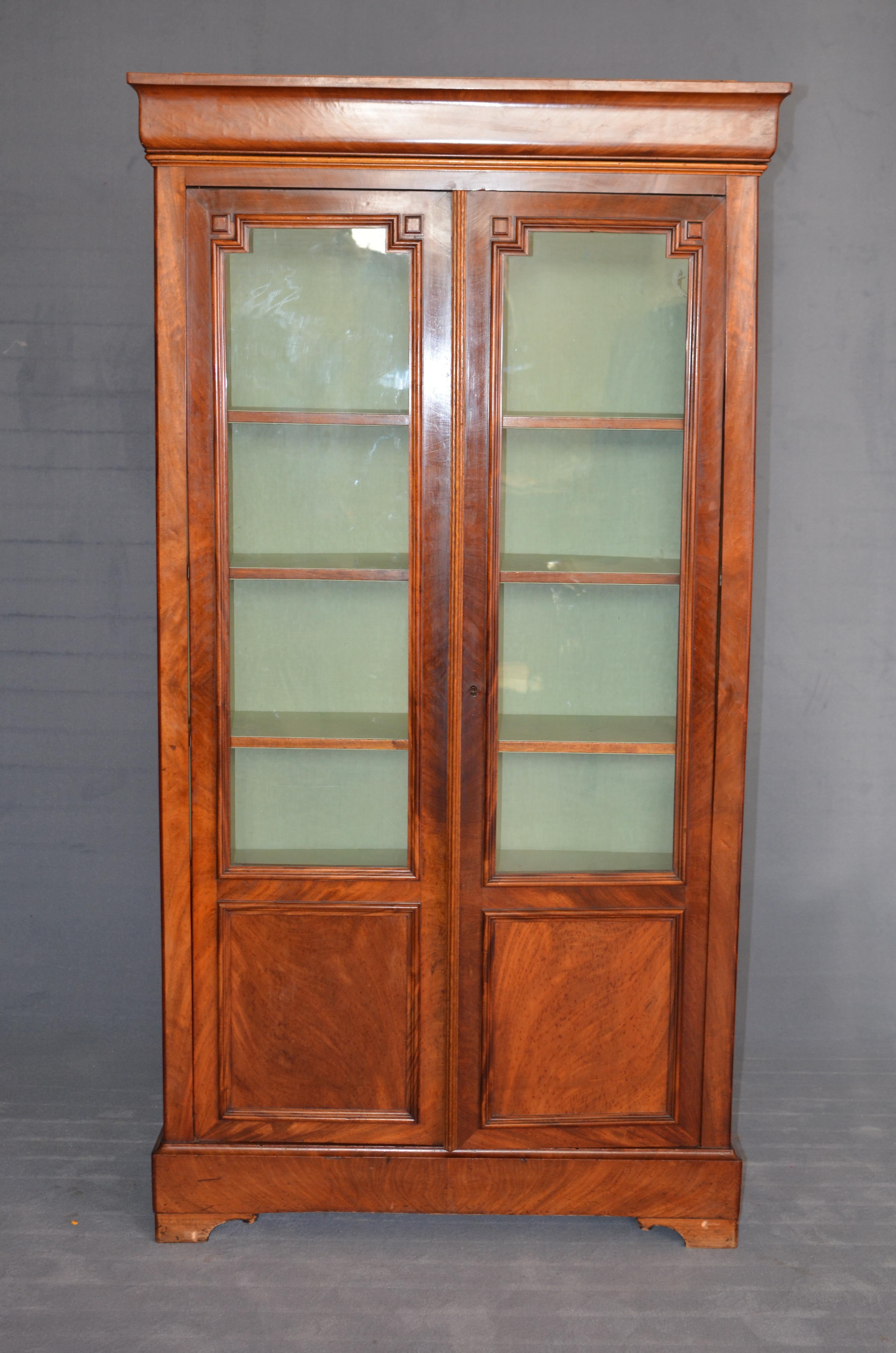 Louis Philippe library in 19th century French light walnut with a large internal space divided by four shelves. The locks are original but the key is not present. The library has never been restored and is in excellent condition.