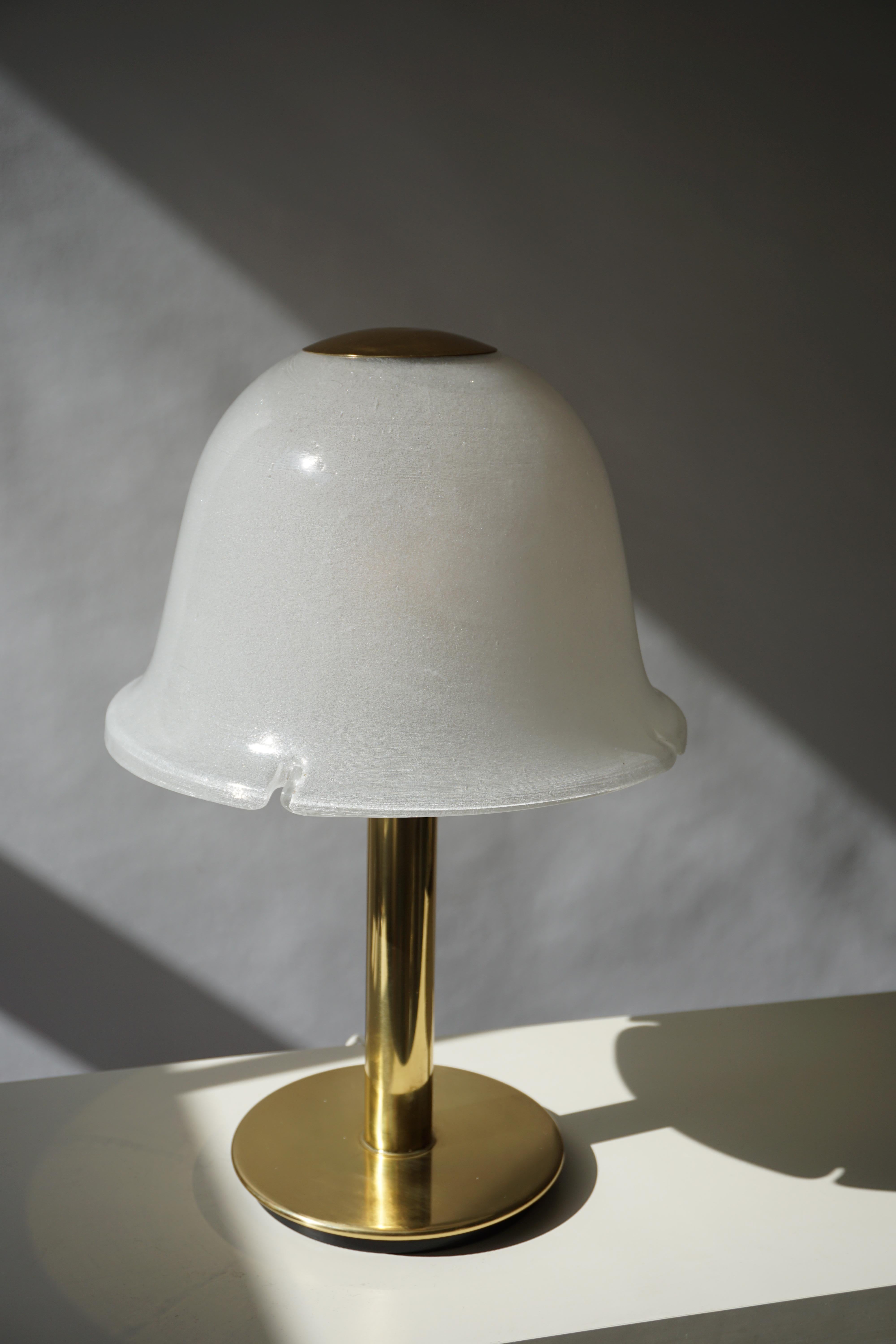 Italian Murano glass and brass table lamp.
Measures: Diameter 36 cm.
Height 56 cm.
One E27 bulb.