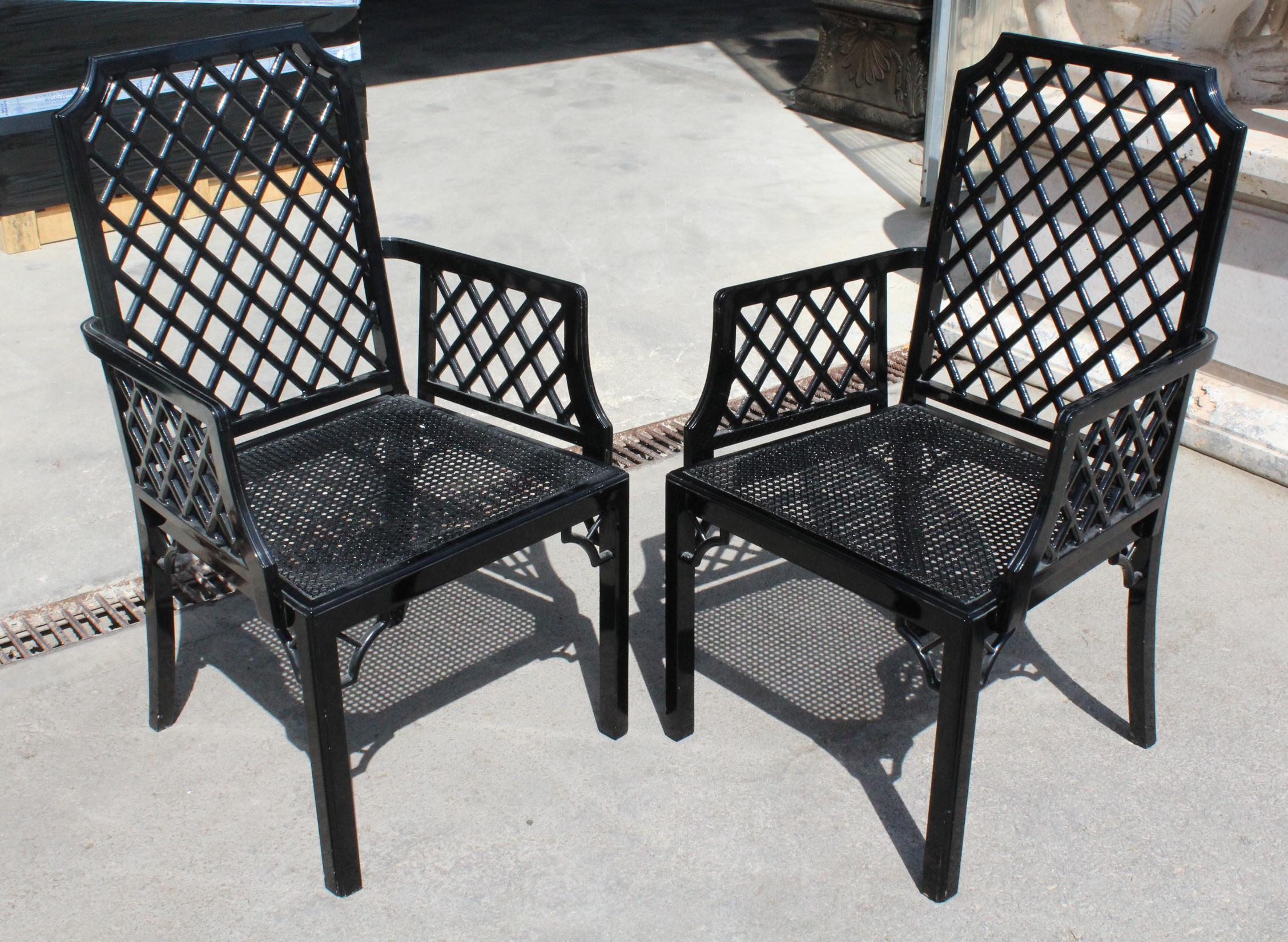 1980s Pair of English Black Lacquered Armchairs with Grid Pattern Backrest In Good Condition For Sale In Marbella, ES