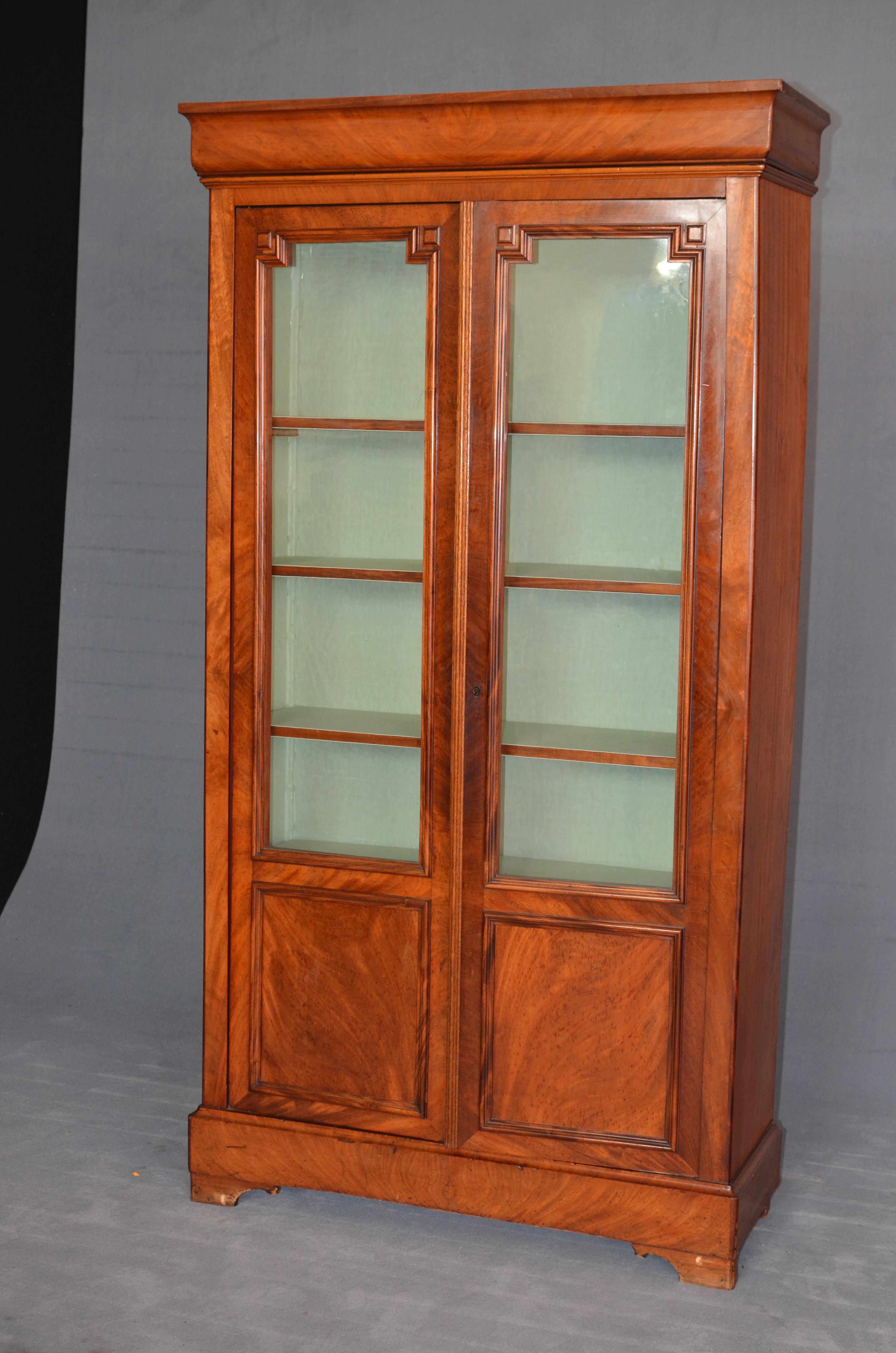 19th Century Rectangular French Bookcase in Louis Philippe Style, Walnut, 1950s In Good Condition For Sale In Bari, IT