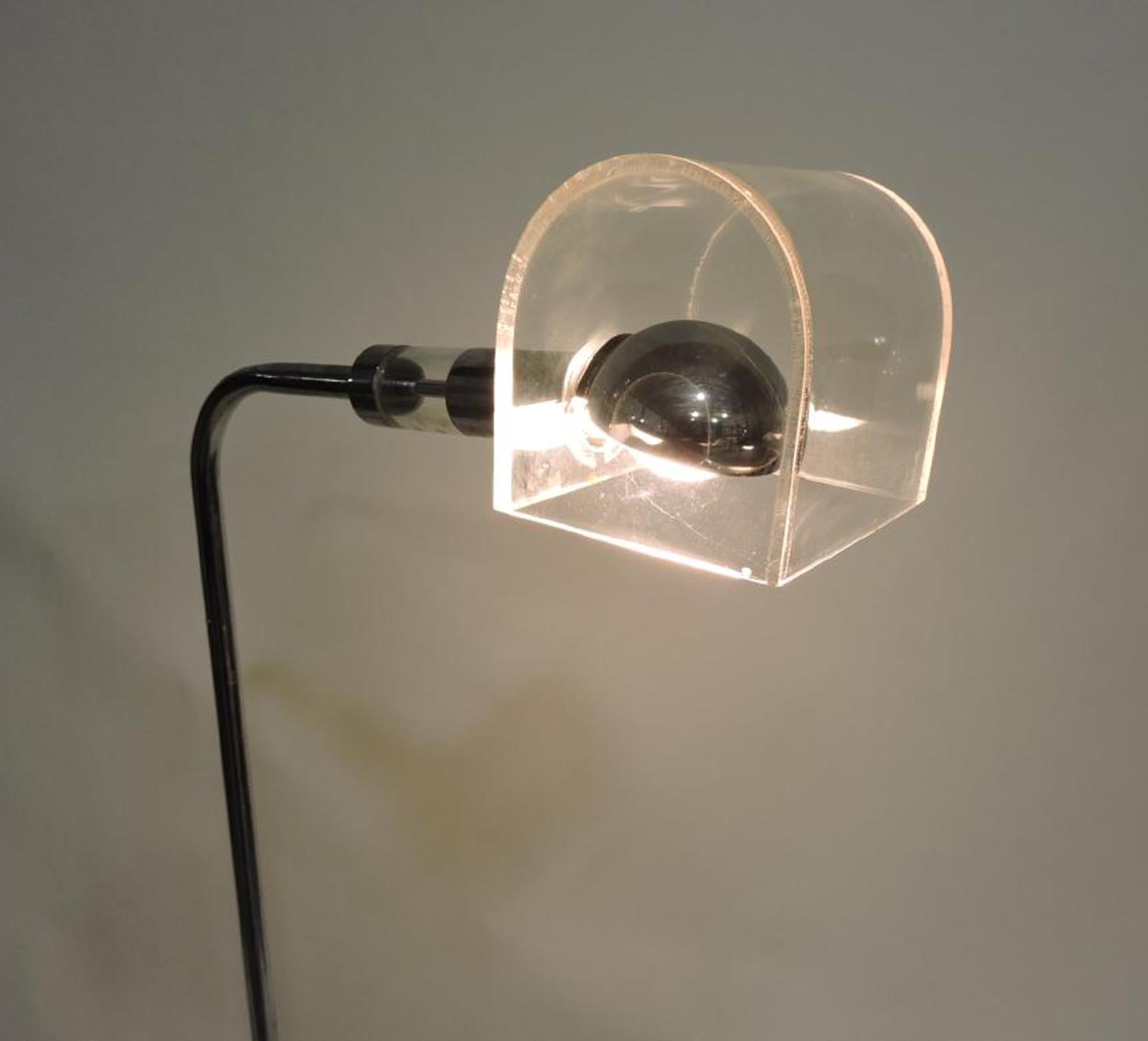 Stehlampe „Mailbox“ aus Lucite und poliertem Nickel von Charles Hollis Jones (Moderne der Mitte des Jahrhunderts) im Angebot