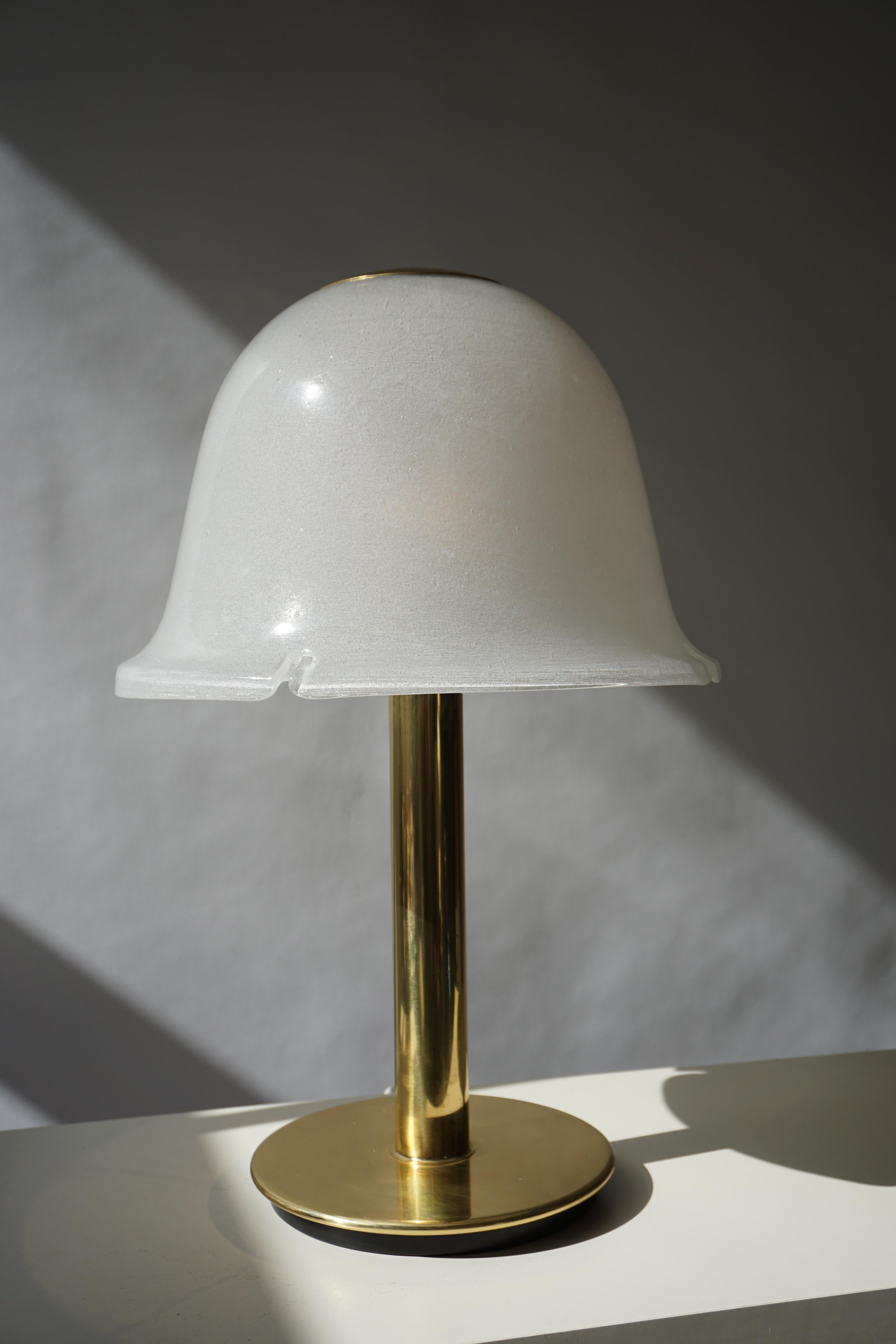 Mid-Century Modern Lampe de table en verre de Murano et laiton en vente