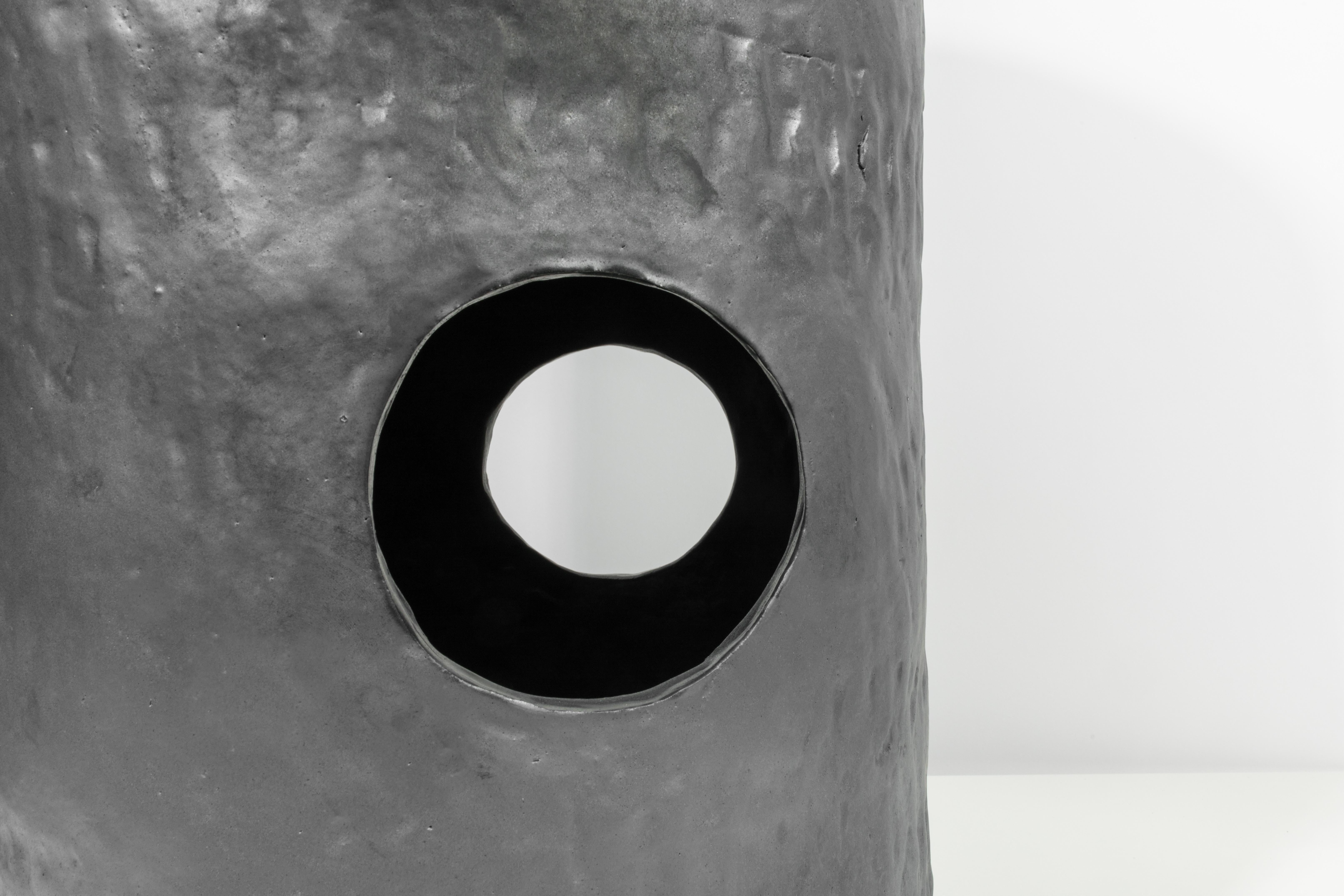 Jonathan Nesci mit Robert Pulley, Esstisch aus Keramik, schwarz, Kupferglasur 18/20 (amerikanisch)