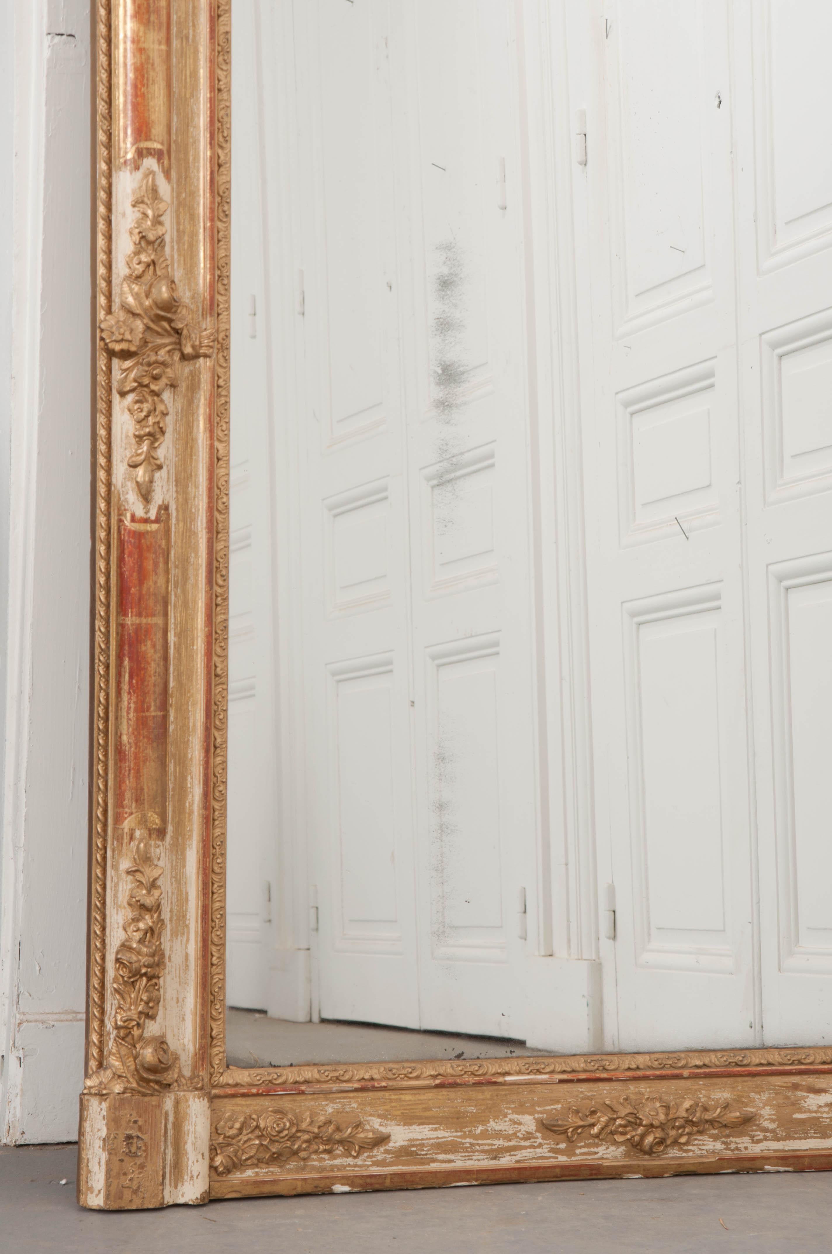 Doré Miroir à manteau en bois doré du XIXe siècle français en vente