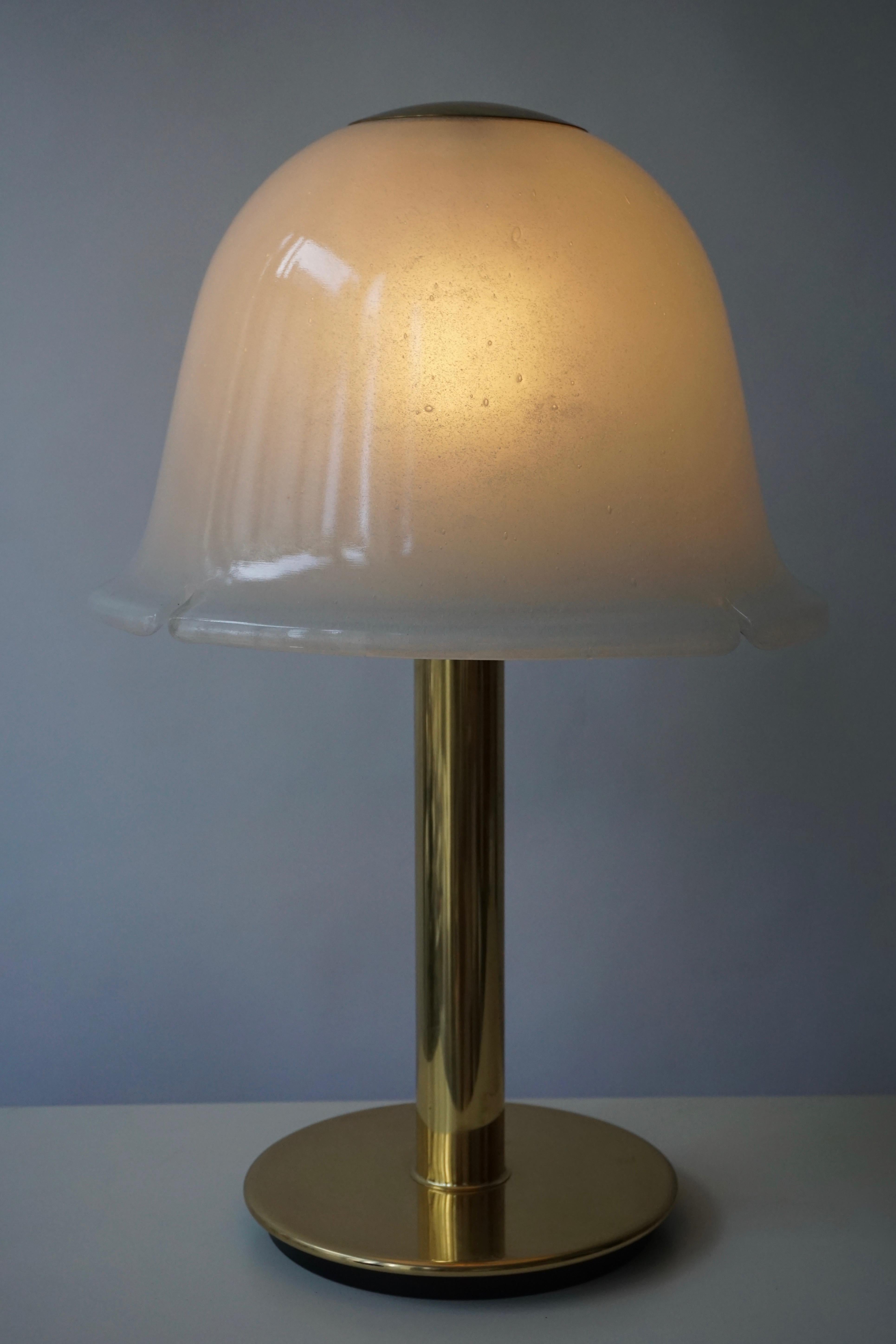 italien Lampe de table en verre de Murano et laiton en vente