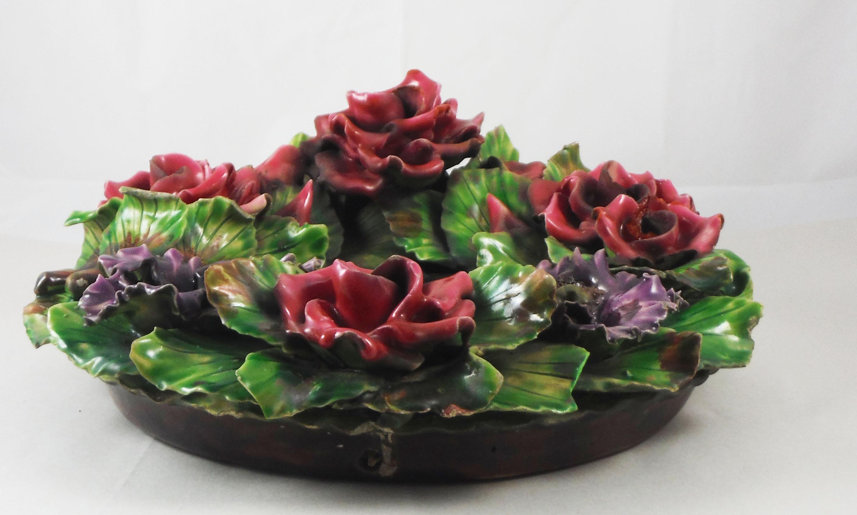 Grande couronne de roses en majolique française, vers 1890 Abîmé - En vente à Austin, TX