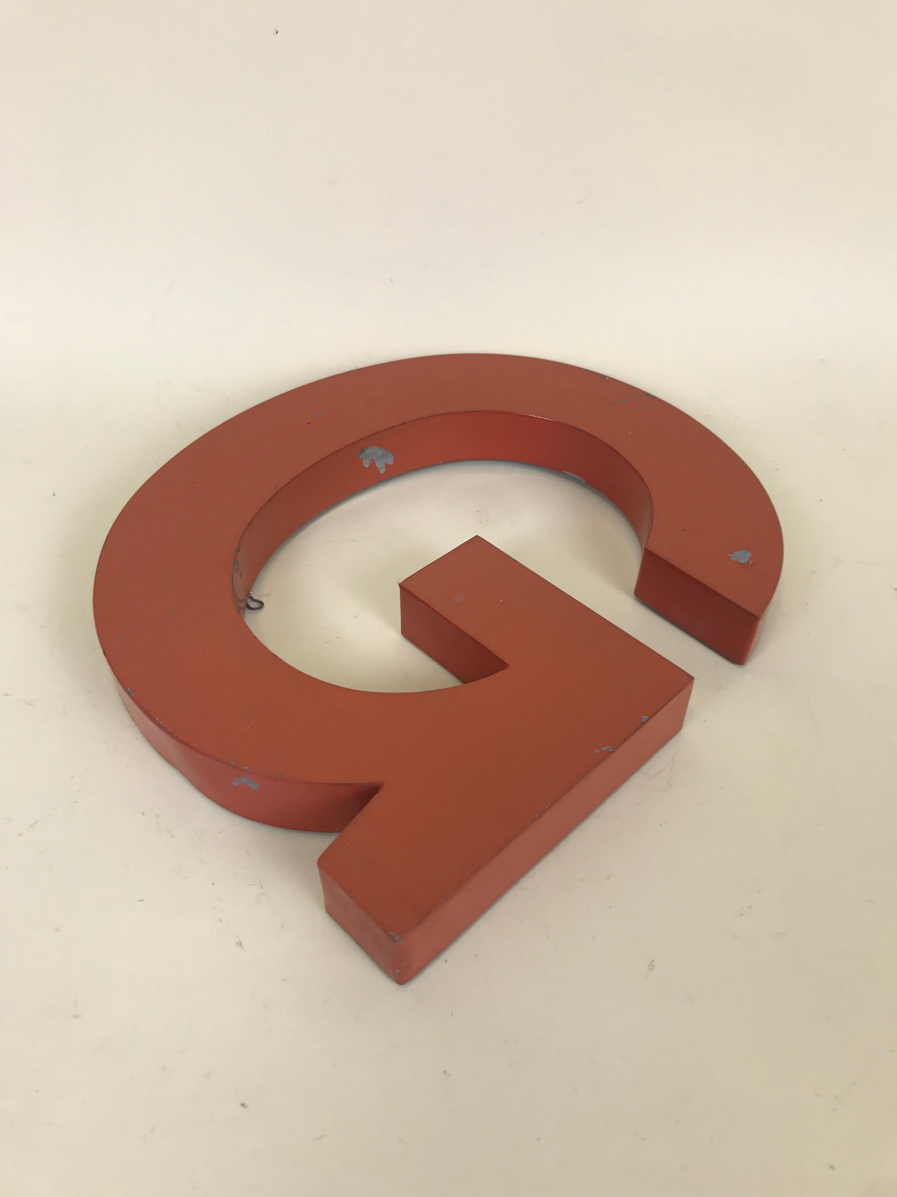 1950s Orange Metal Vintage French Capital Letter G Sign In Good Condition In Milan, IT