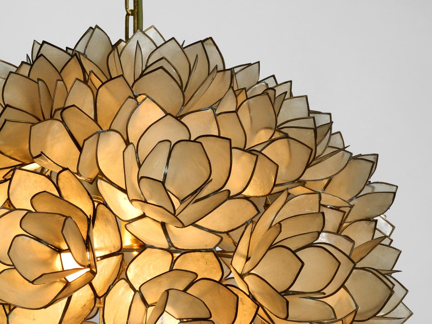 Elegant Beautiful 1970s Flowers Spherical Pendant Lamp Made of Mother-of-Pearl In Good Condition In München, DE