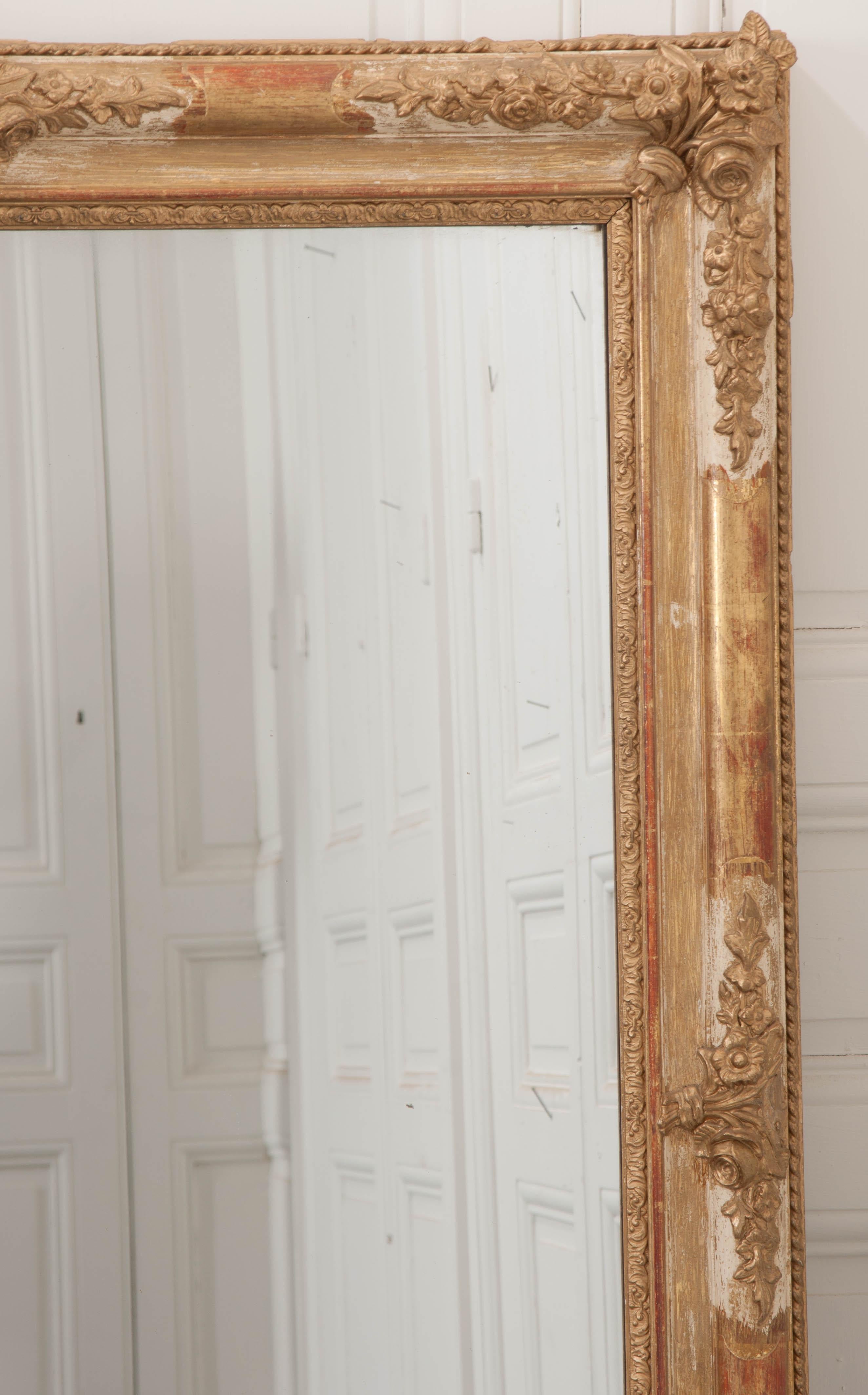 Miroir à manteau en bois doré du XIXe siècle français Bon état - En vente à Baton Rouge, LA