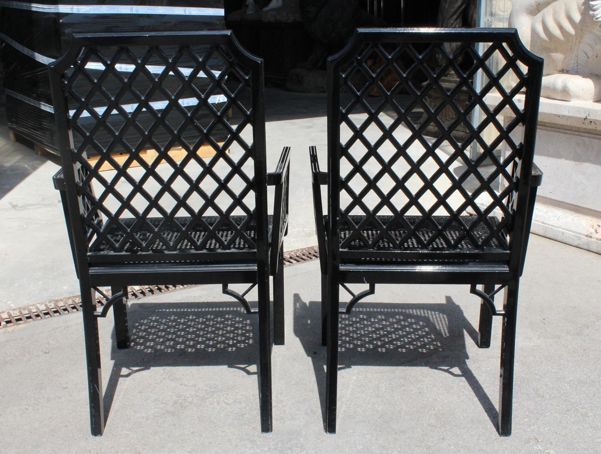 1980s Pair of English Black Lacquered Armchairs with Grid Pattern Backrest For Sale 1