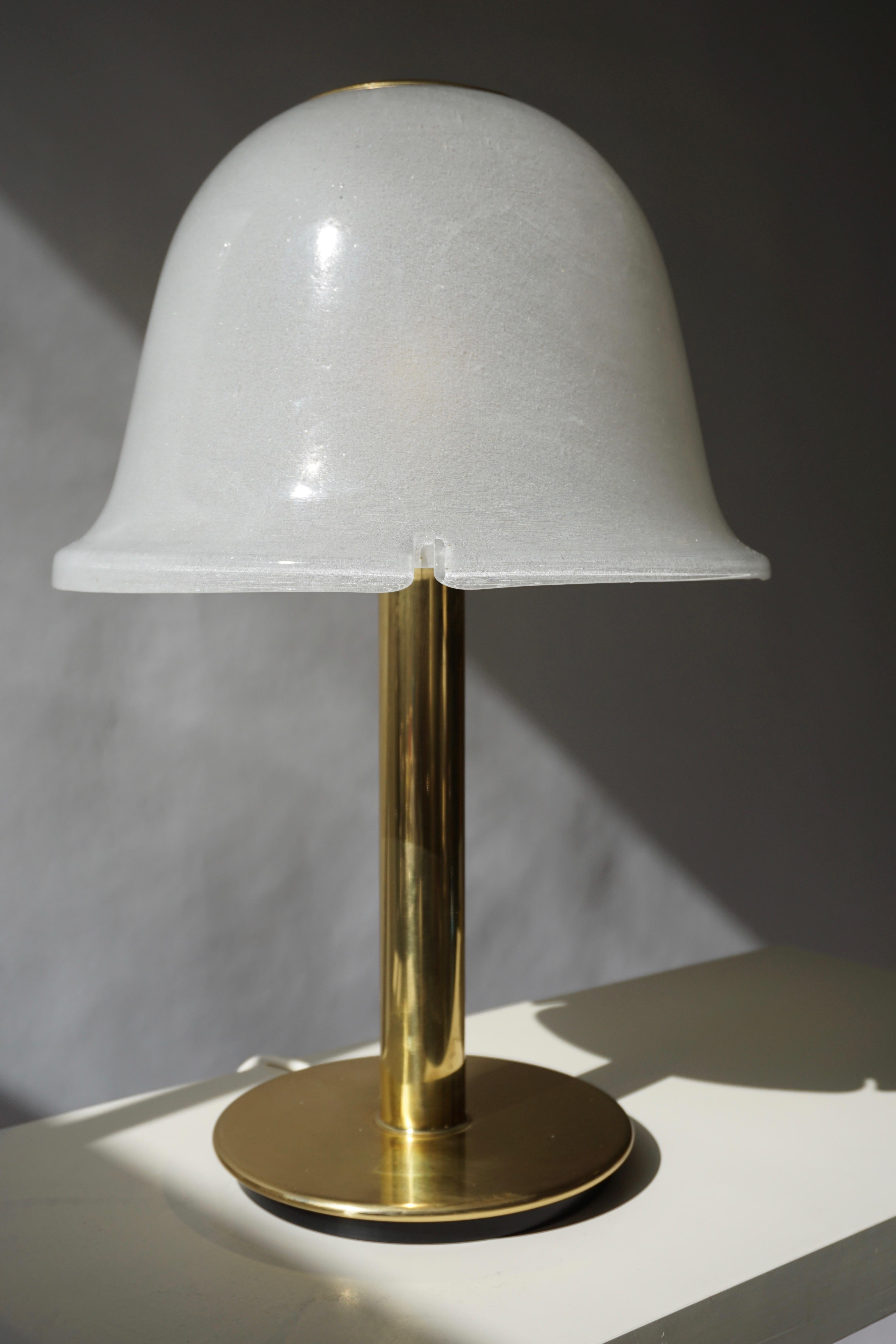 20ième siècle Lampe de table en verre de Murano et laiton en vente