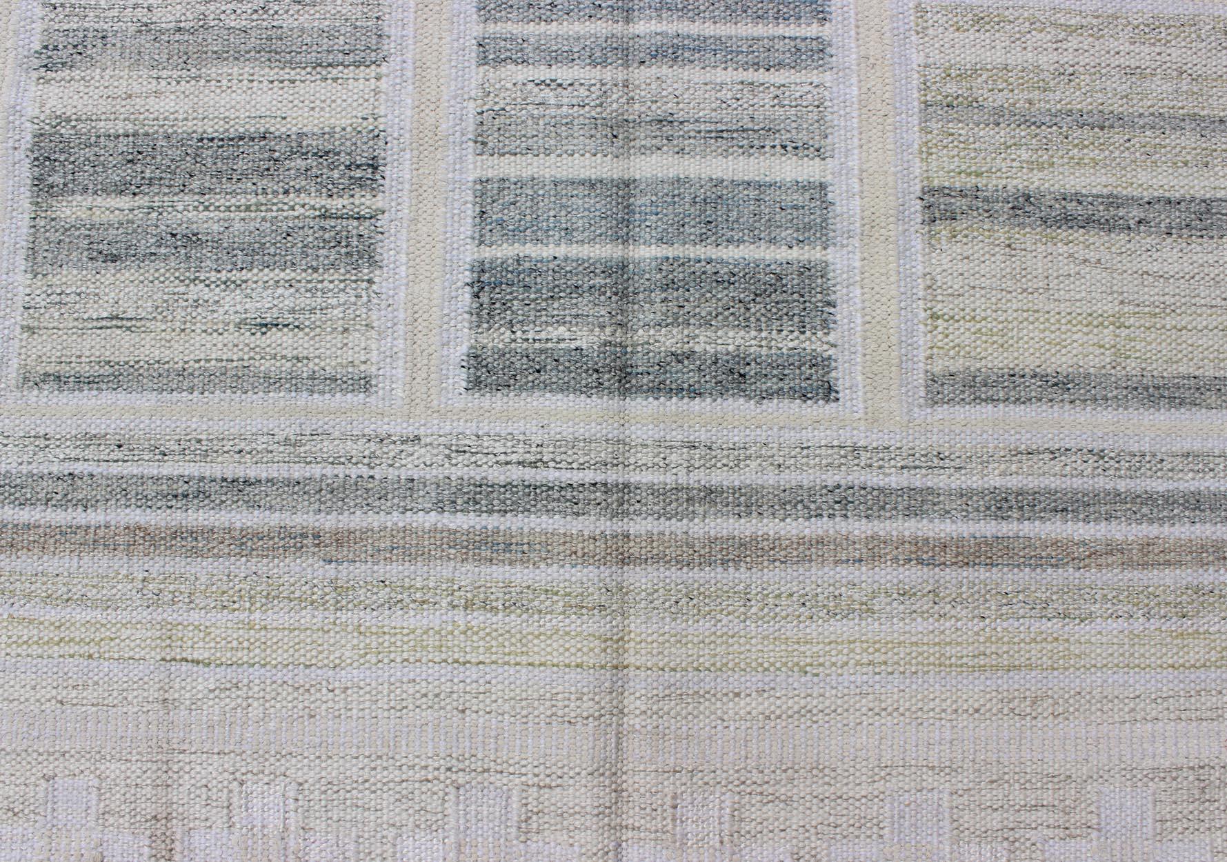 Neutral Stripe Pattern Modern Scandinavian Flat-Weave Rug in Shades of Gray In Excellent Condition For Sale In Atlanta, GA