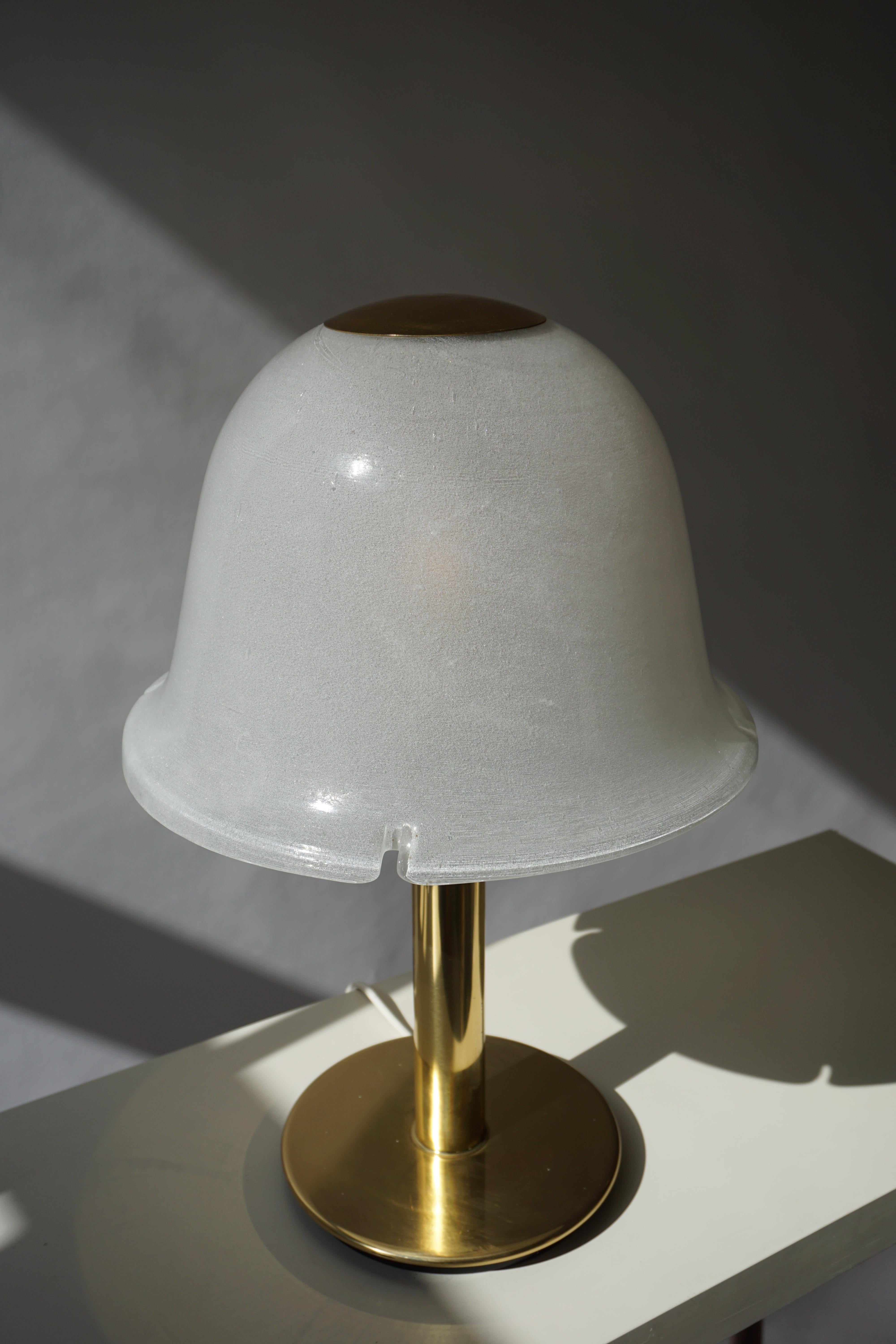 Laiton Lampe de table en verre de Murano et laiton en vente