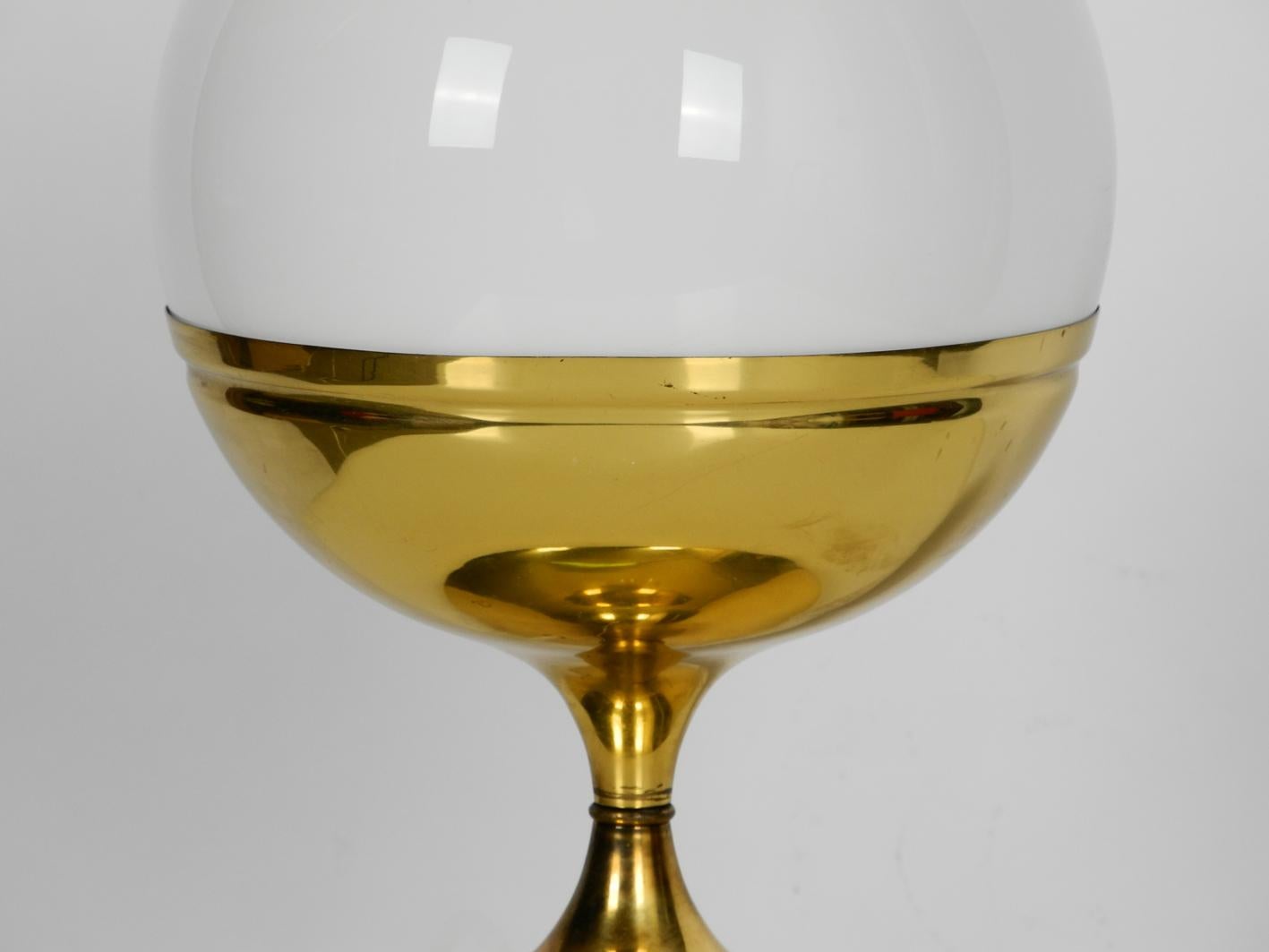 1960s Extra Large Brass Tulip Table Lamp with One Glass Ball Space Age Pop Art In Good Condition In München, DE