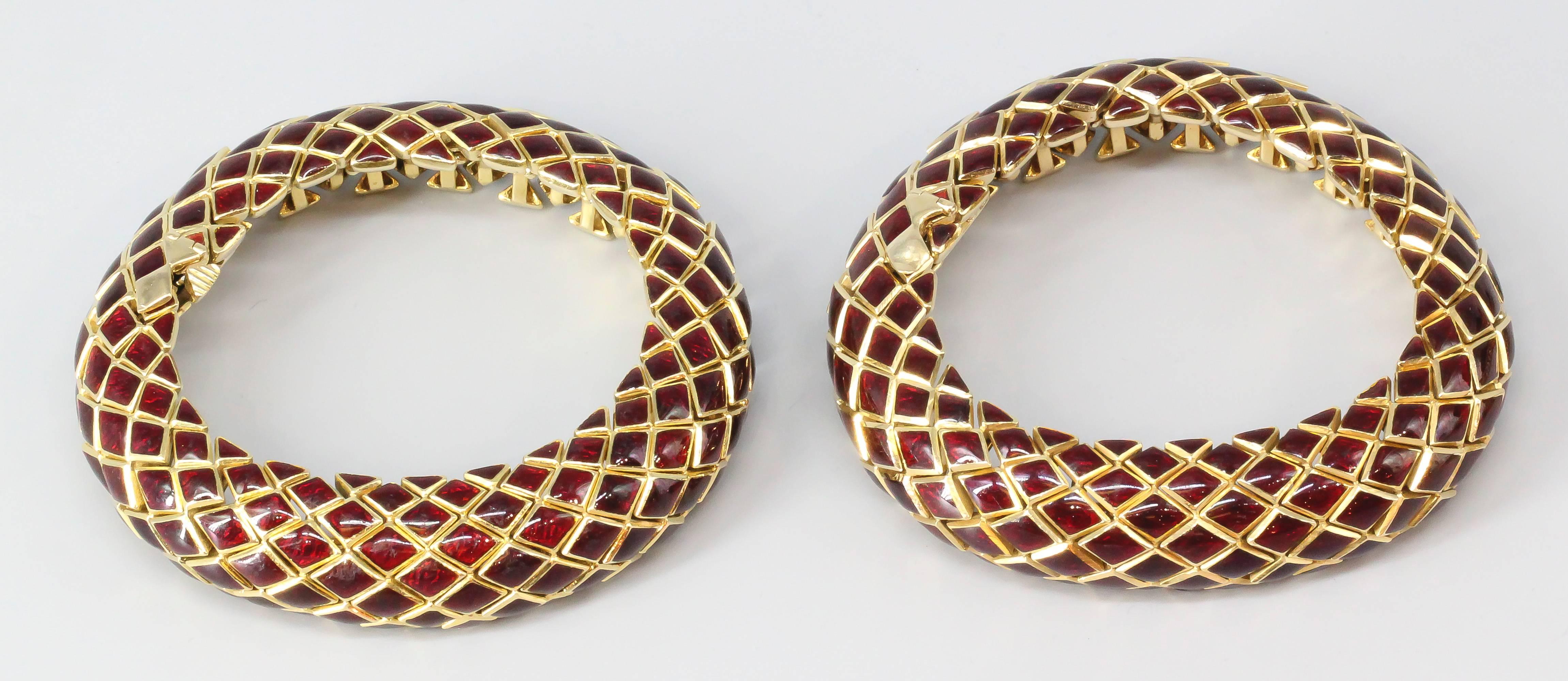 Erleben Sie die Anziehungskraft zeitloser Eleganz mit diesem exquisiten Paar David Webb Gliederarmbänder, einem wahren Zeugnis der ikonischen Handwerkskunst des renommierten Designers. Diese in den 1980er Jahren gefertigten Armbänder zeigen, dass
