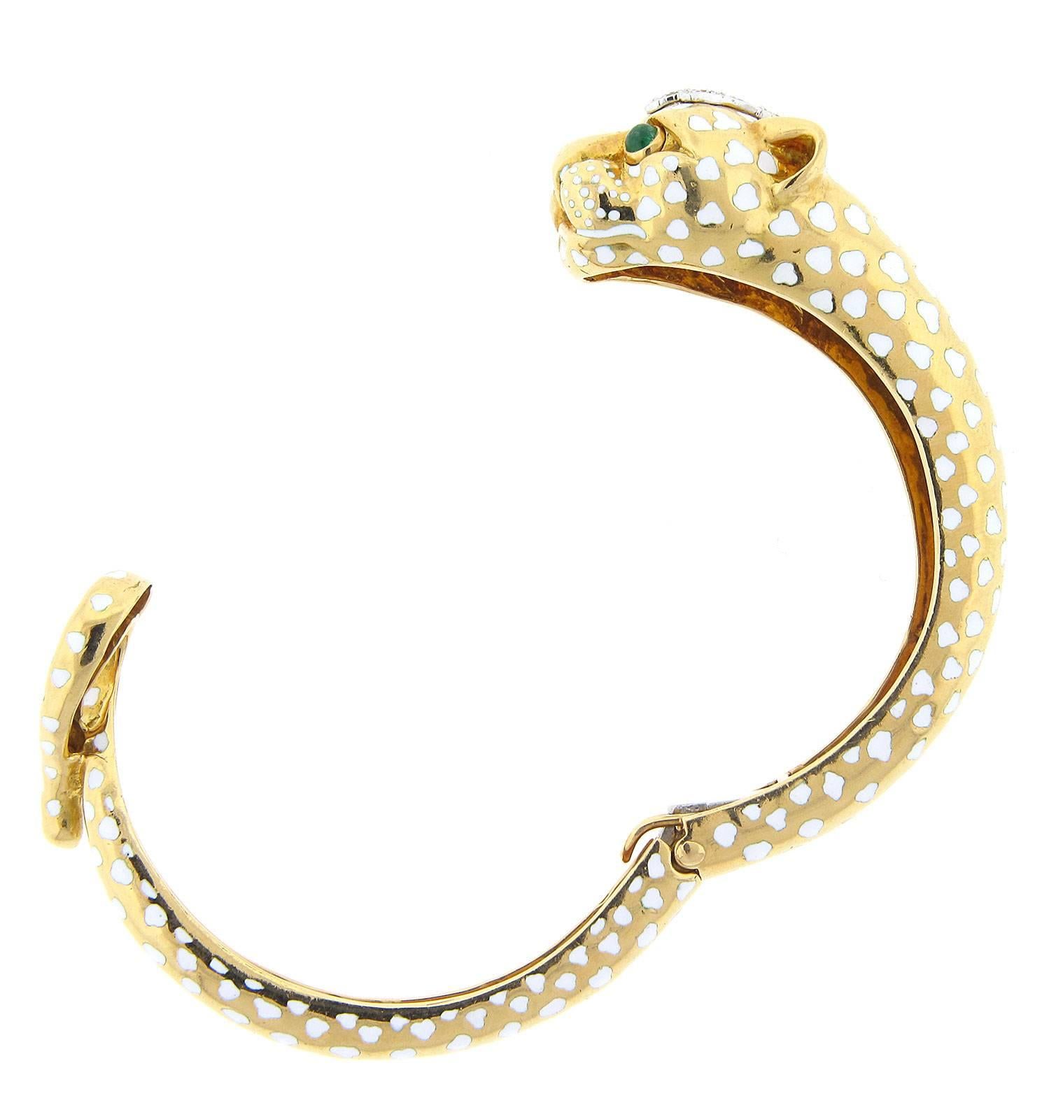  David Webb Panther Bangle 18 Karat Yellow Gold In Excellent Condition For Sale In Chicago, IL