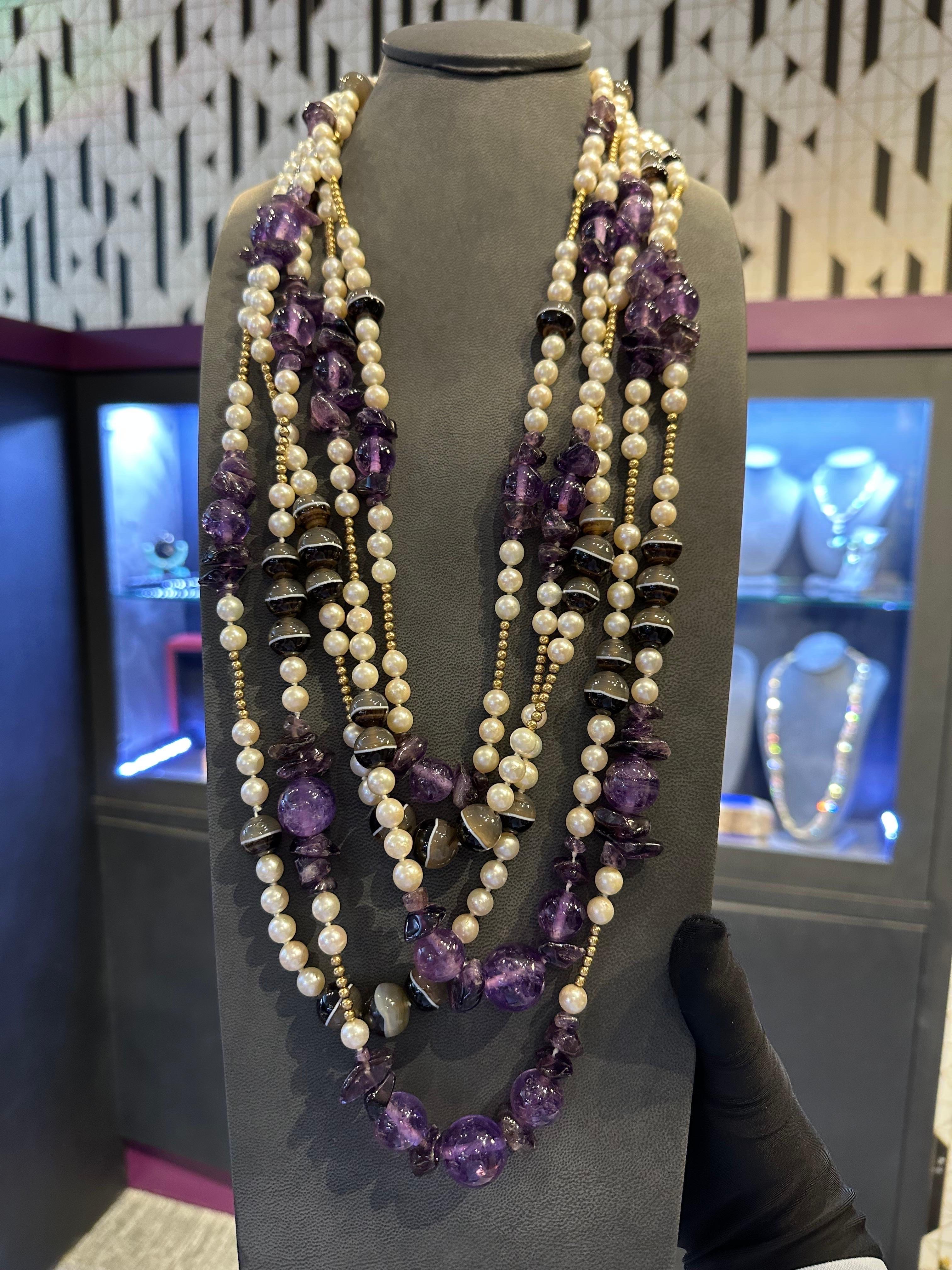David Webb Collana con perle, ametista e calcedonio 

Un'enorme collana di David Webb a cinque fili con perle coltivate, perle rotonde di calcedonio, perle rotonde e burattate di ametista e ametista intagliata.

Il filo più corto misura circa 29