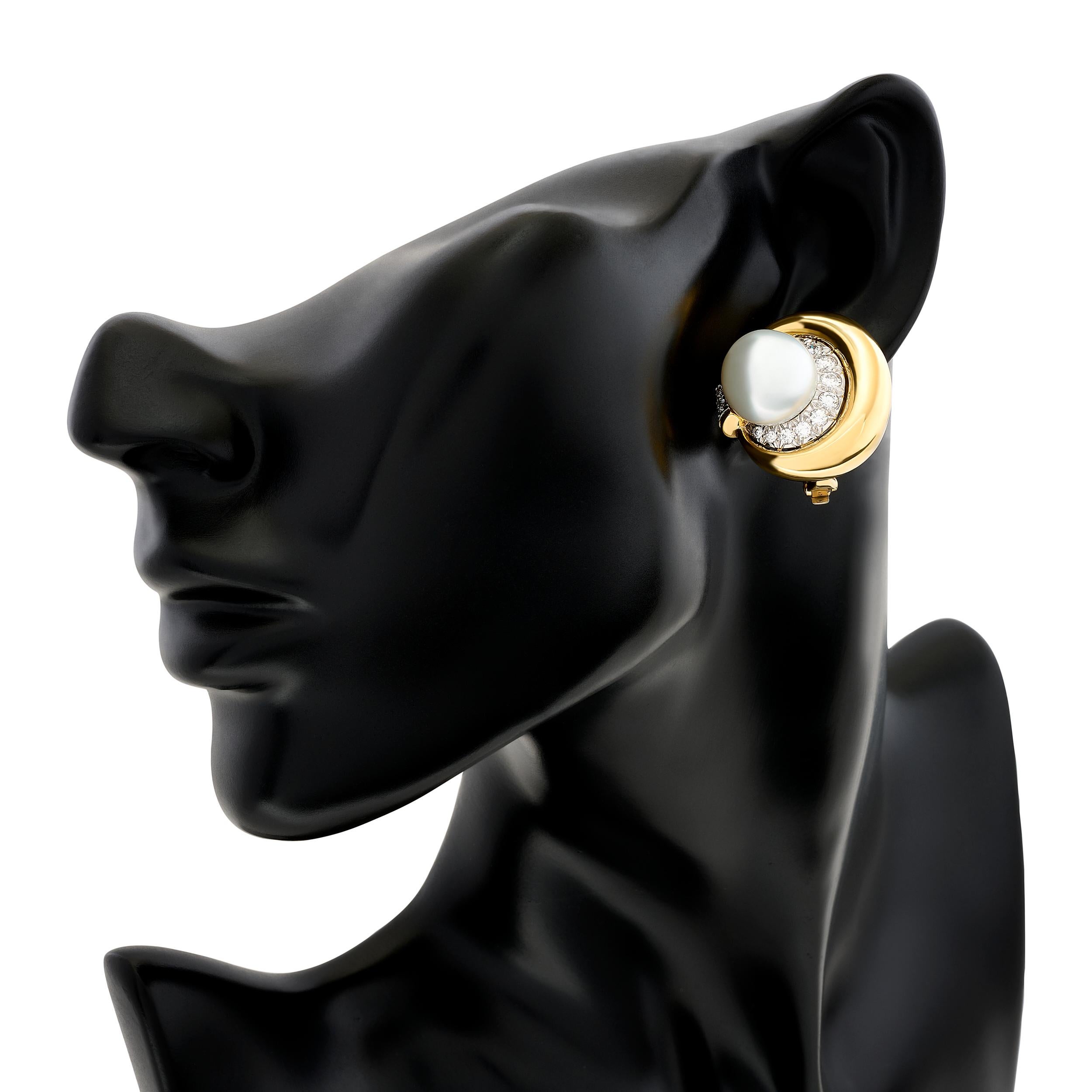 Boucles d'oreilles en diamant de David Webb, gracieusement incurvées en une captivante forme 