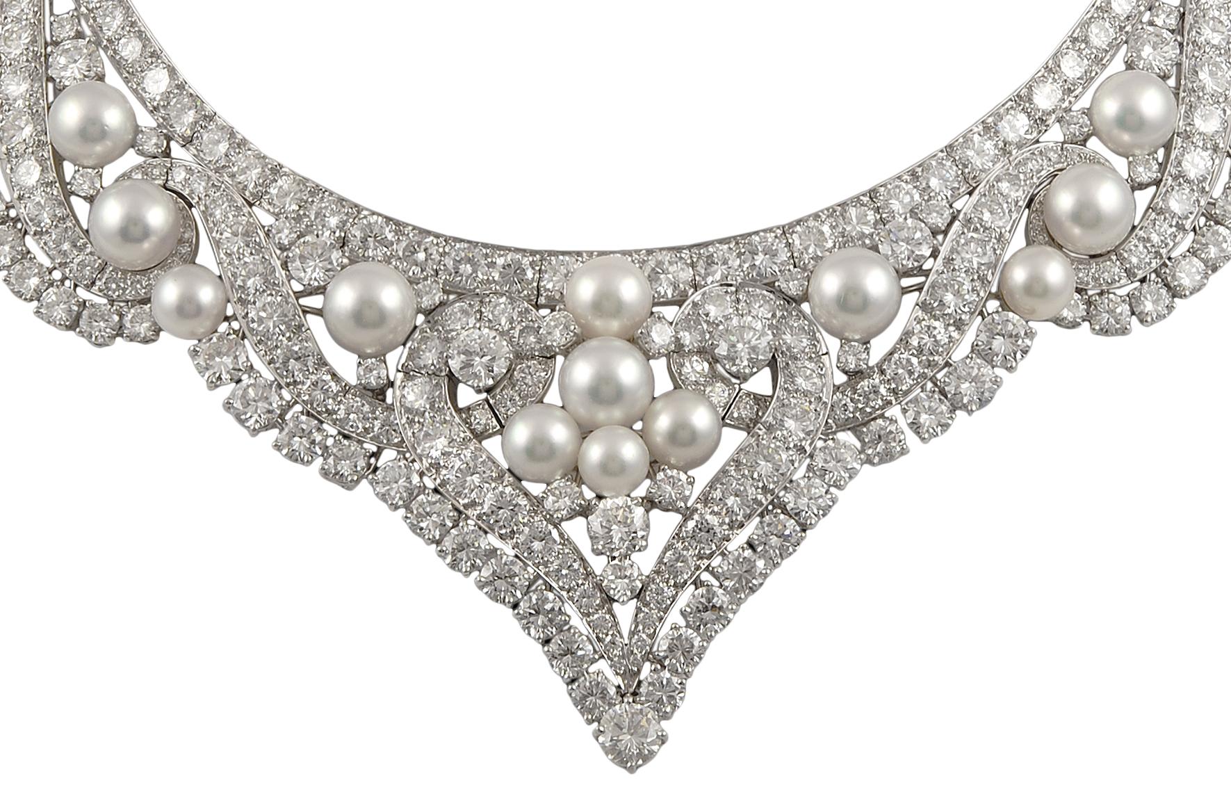 Une pièce extravagante de la collection David Webb vintage et estate, conçue comme une ligne de diamants taillés en brillant avec des volutes suspendues serties de diamants, rehaussée de perles de culture et de colliers de diamants taillés en