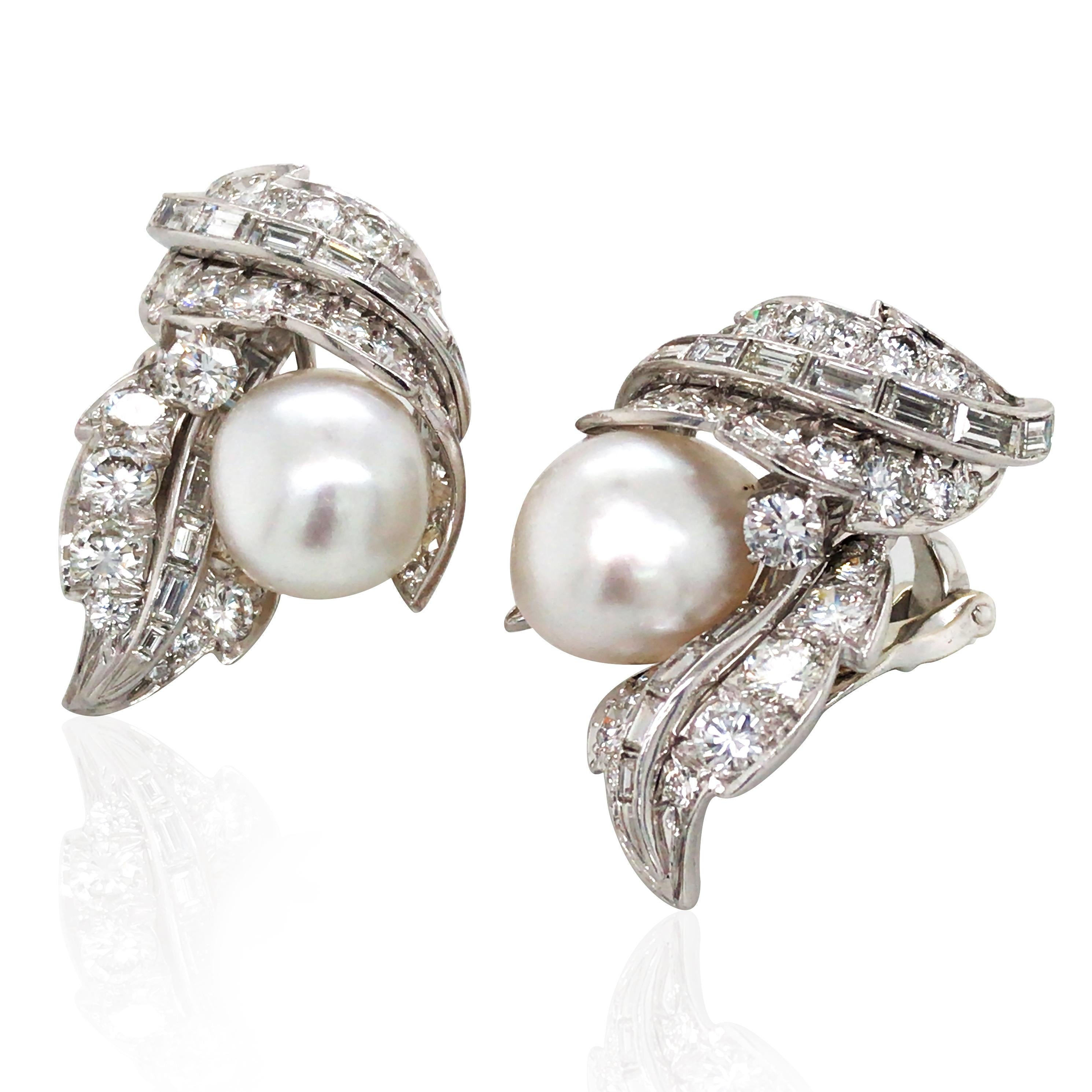 Questi orecchini del rinomato marchio David Webb combinano con eleganza perle naturali e diamanti abbaglianti in un design lussuoso. L'incastonatura in platino esalta la brillantezza di circa 3,4 carati di diamanti, mentre lo squisito design unisce