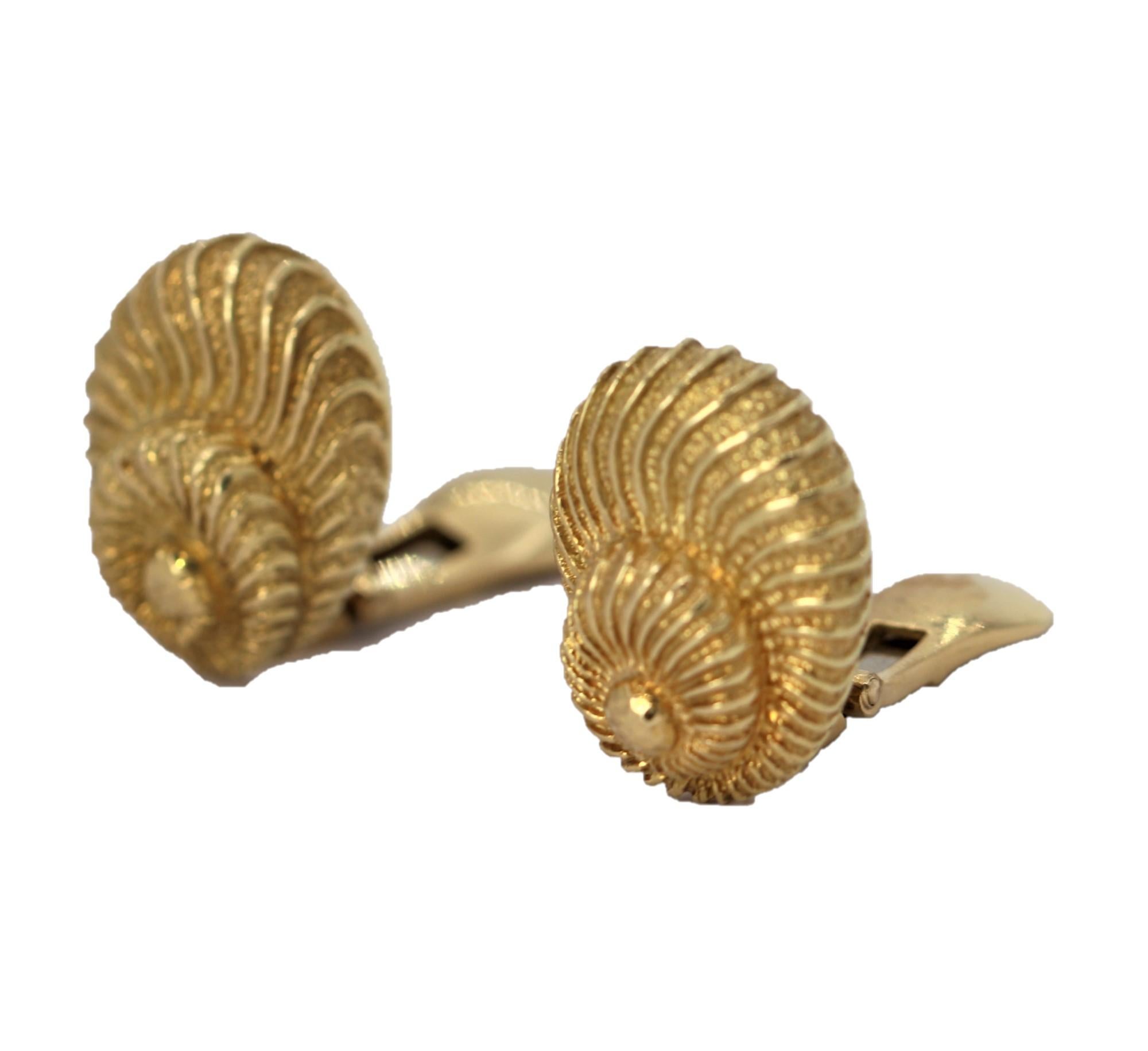 David Webb Petite 18k Yellow Gold Seashell Earrings In Good Condition In Palm Beach, FL