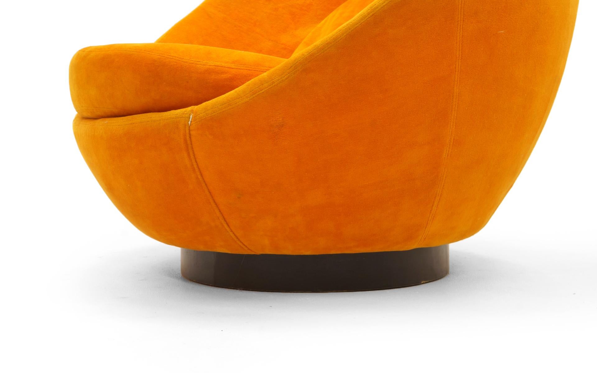 Pair of Large Swivel Egg Chairs by Milo Baughman, Original Orange 3
