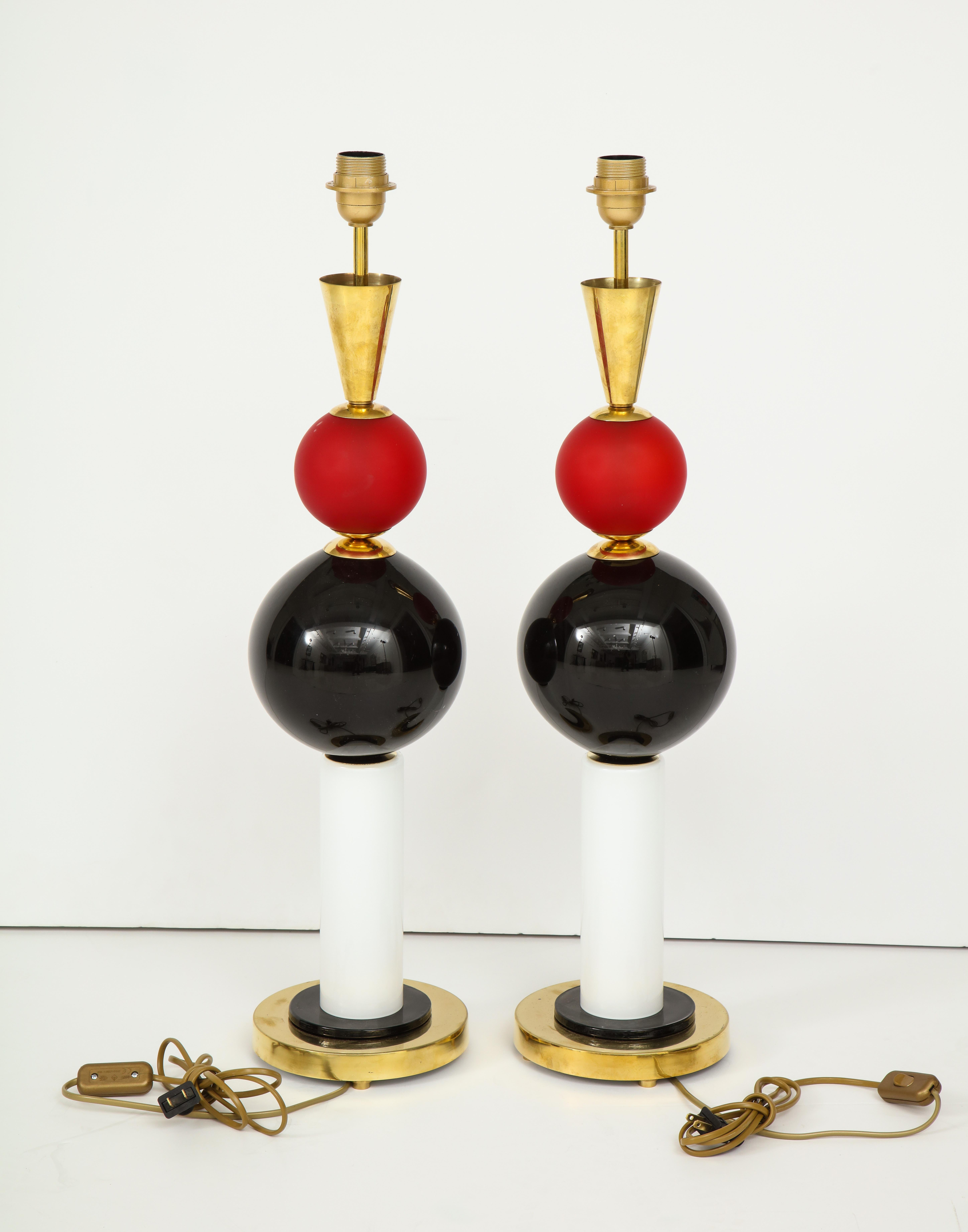 Pair of Geometric Red, White and Black Murano Glass and Brass Lamps, Italy For Sale 4