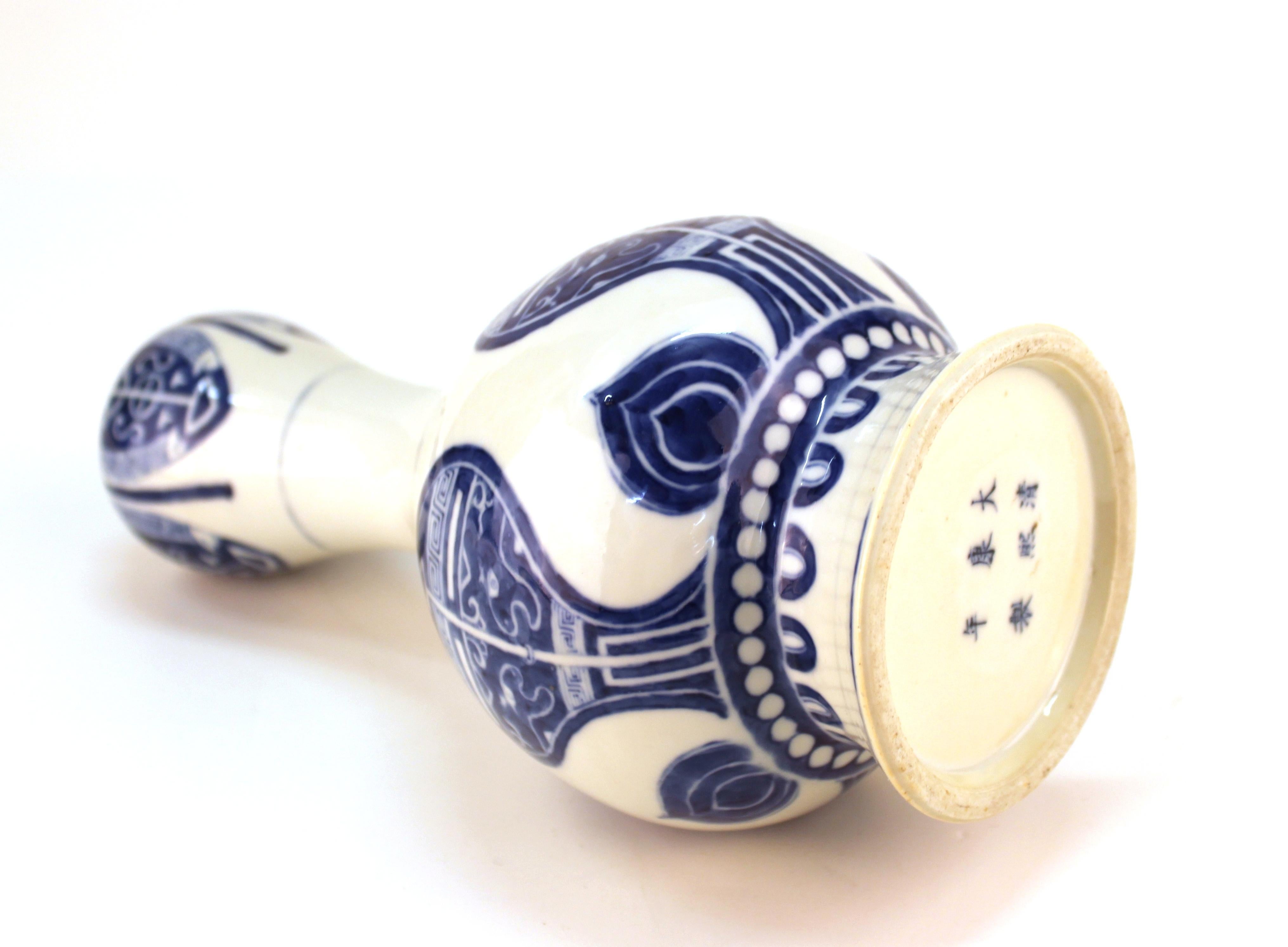 Chinese Qing Dynasty Kangxi Period Underglazed Blue and White Porcelain Vase 6