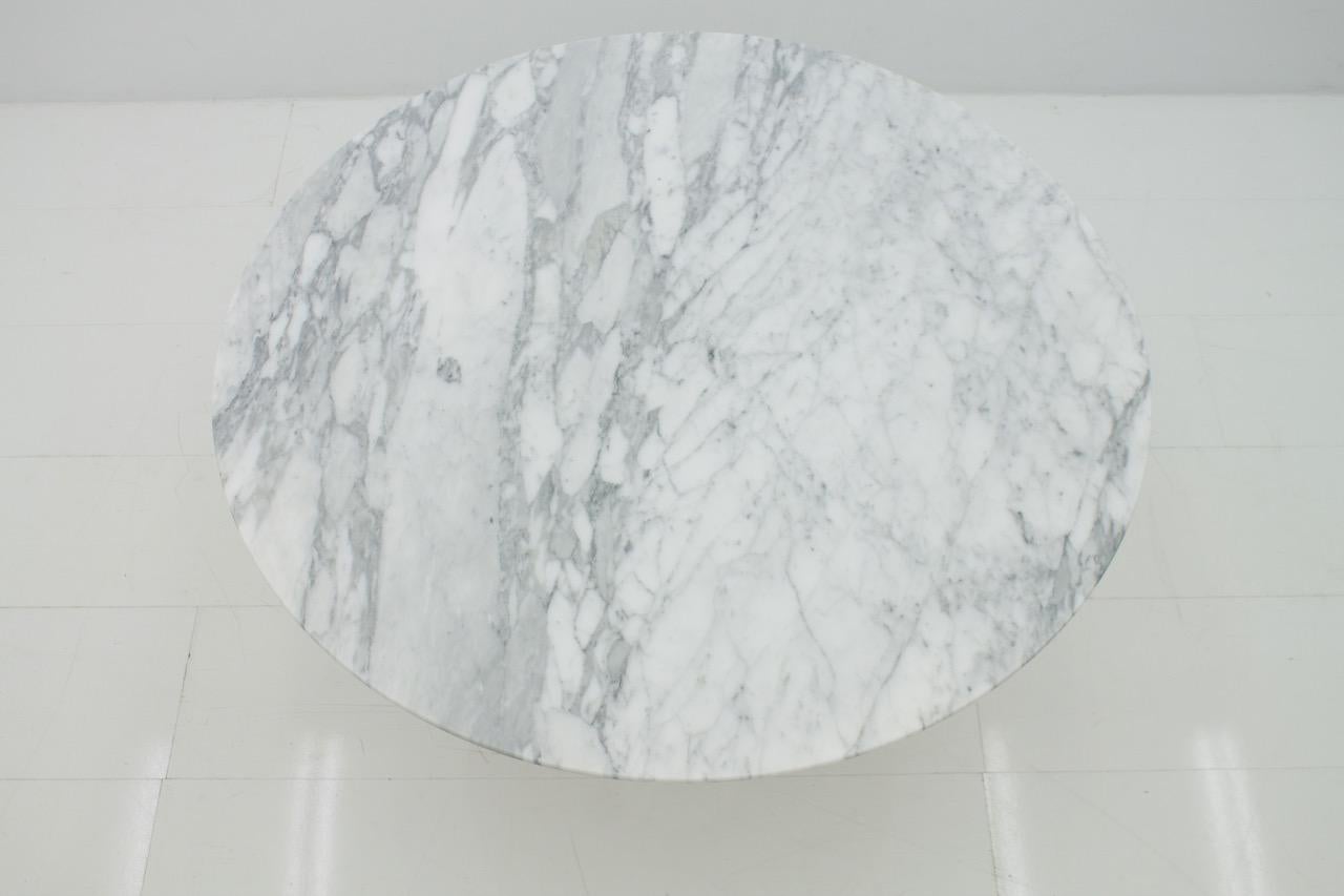Eero Saarinen Tulip Dining Table with White Marble Top Knoll International 2