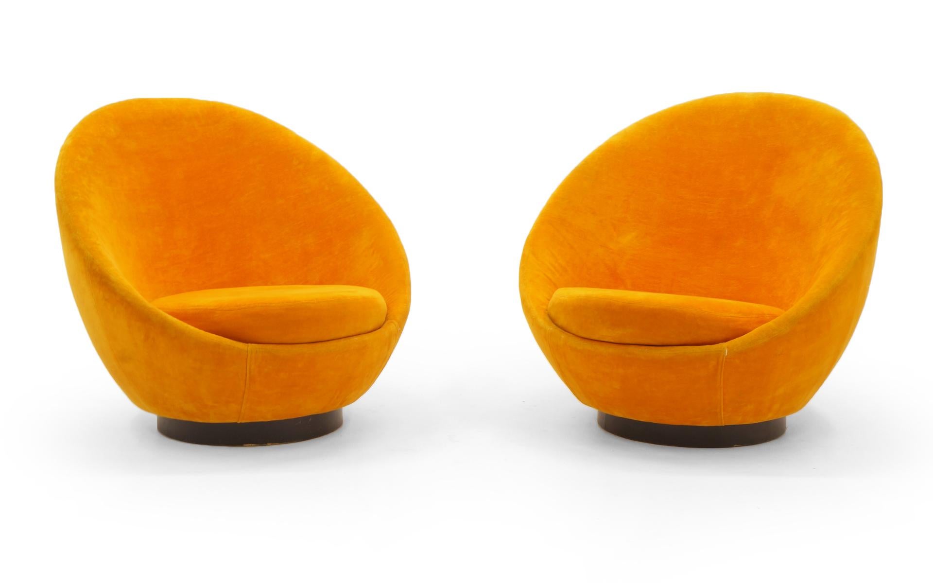 Pair of Large Swivel Egg Chairs by Milo Baughman, Original Orange 4