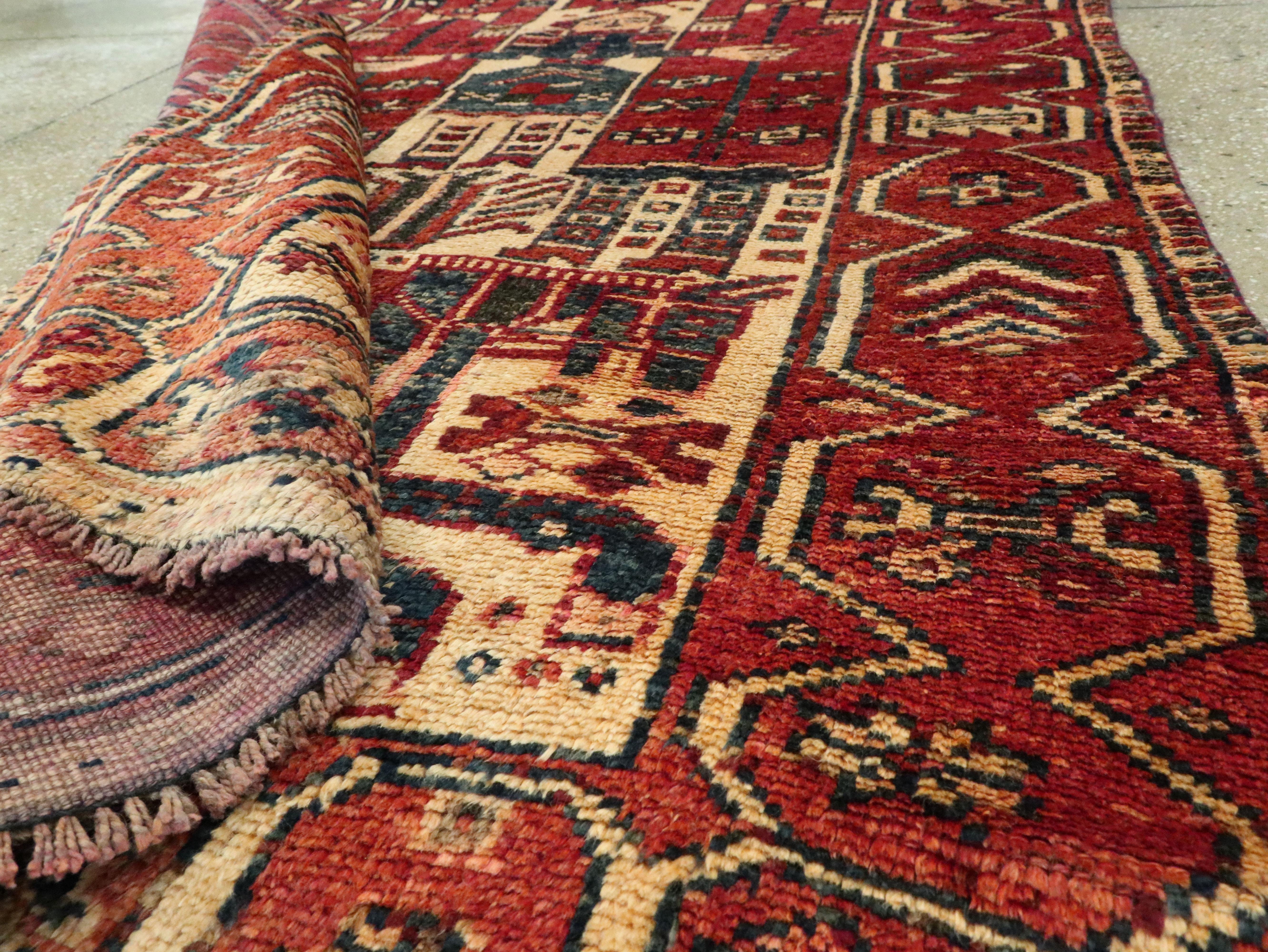 Vintage Persian Bakhtiari Rug For Sale 4