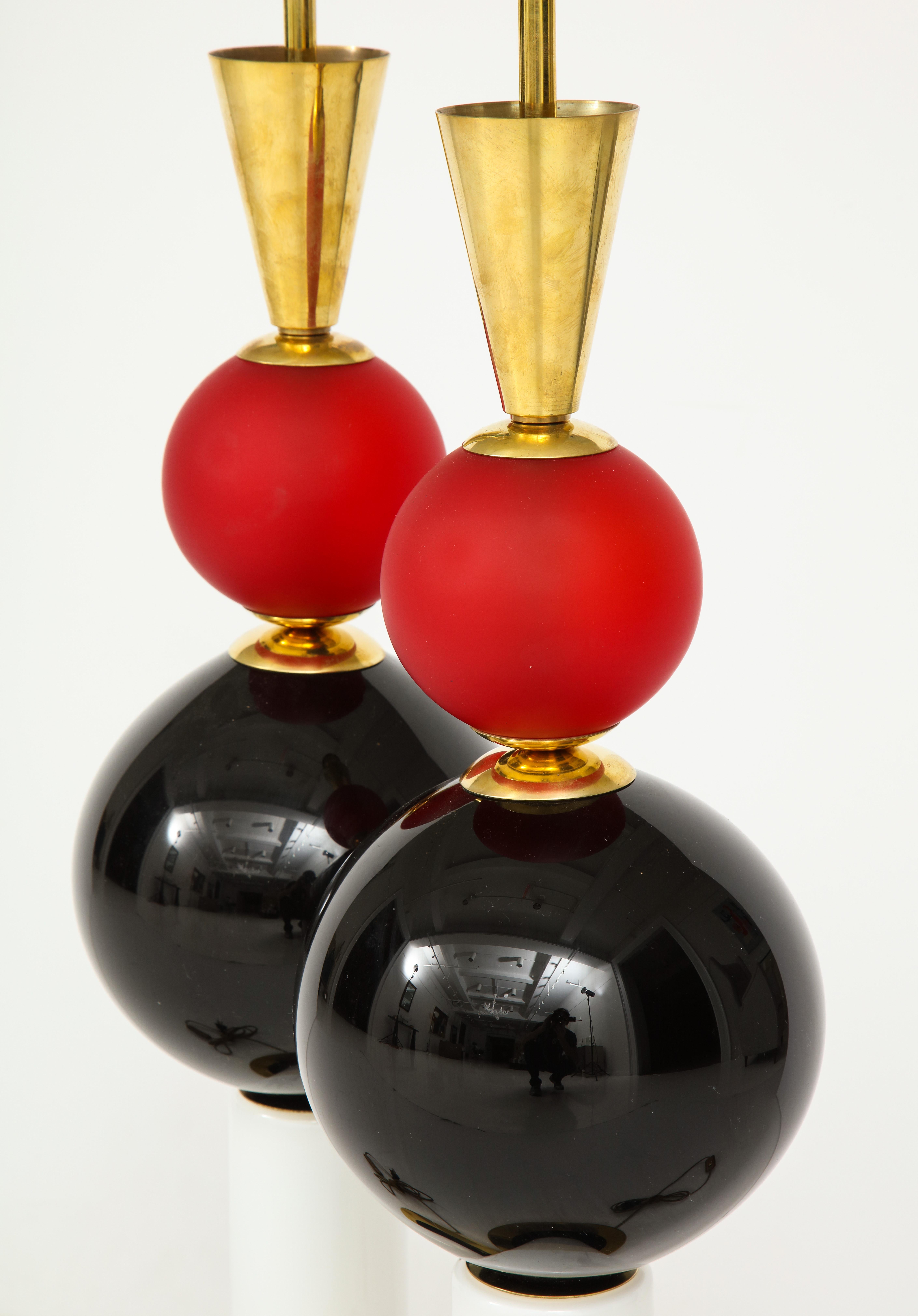 Pair of Geometric Red, White and Black Murano Glass and Brass Lamps, Italy For Sale 5
