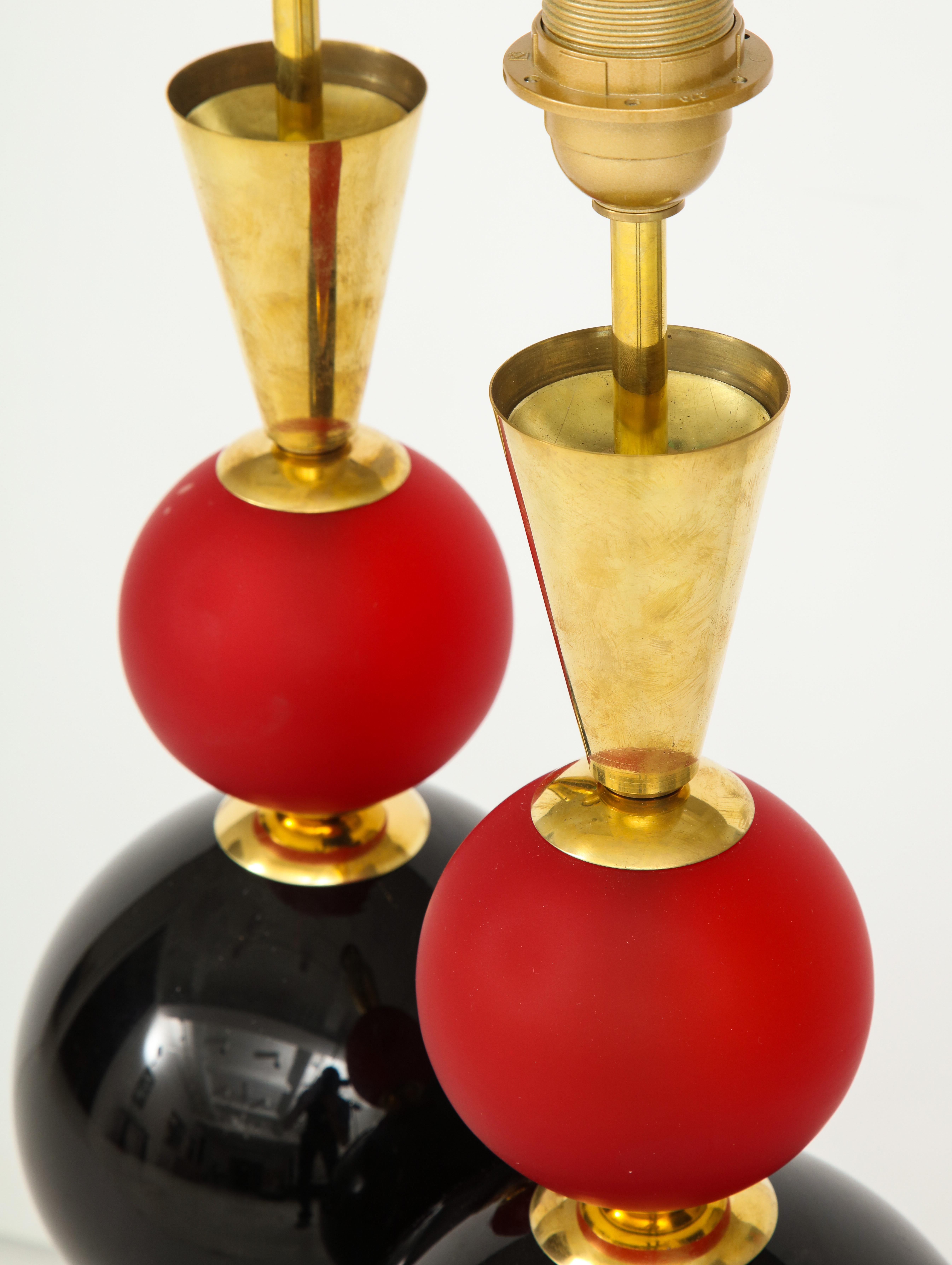 Pair of Geometric Red, White and Black Murano Glass and Brass Lamps, Italy For Sale 6