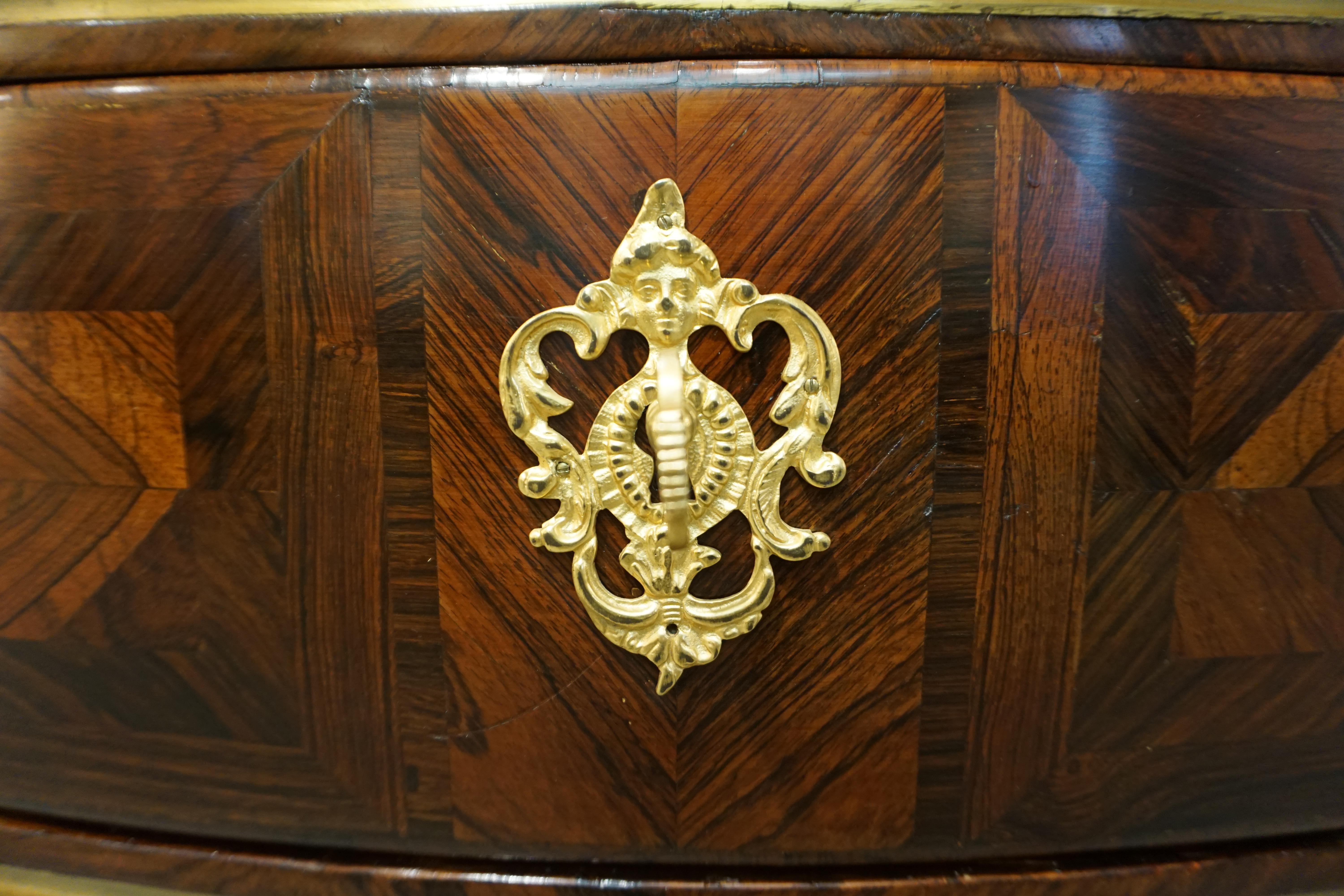 Commode française du 18ème siècle en bois de violette estampillé Marchand avec provenance en vente 7