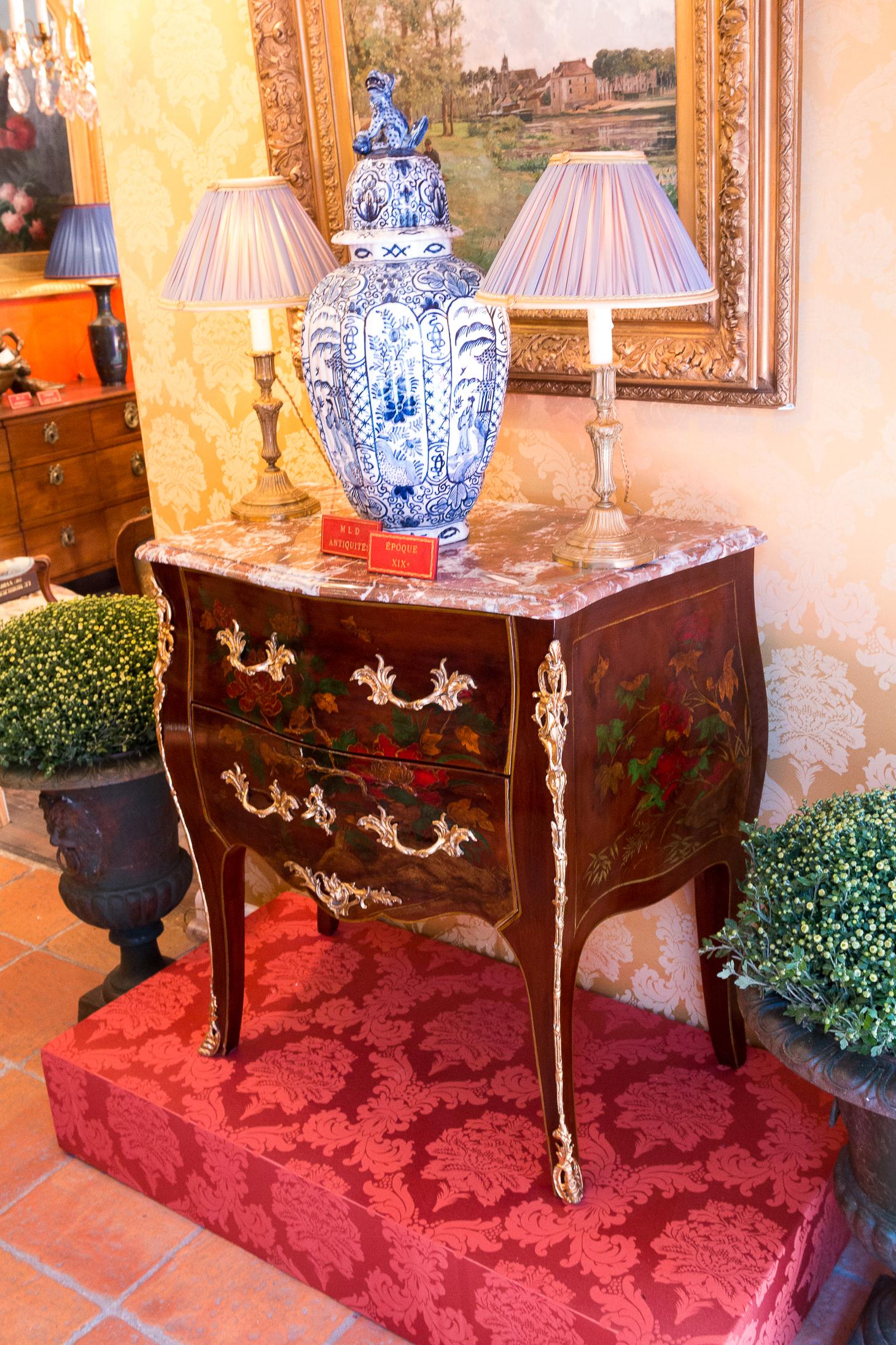 Louis XV Style Early 20th Century Lacquer Commode Flowers and Chinoiserie Scenes For Sale 9