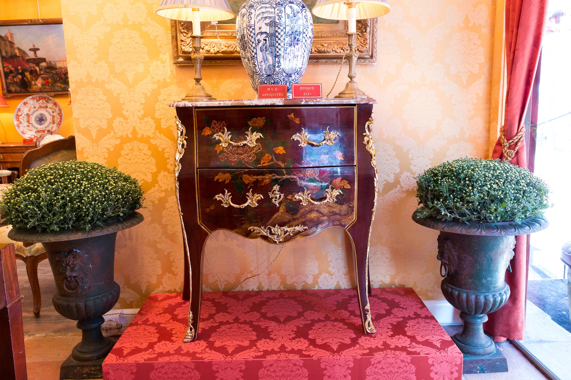 Louis XV Style Early 20th Century Lacquer Commode Flowers and Chinoiserie Scenes For Sale 10