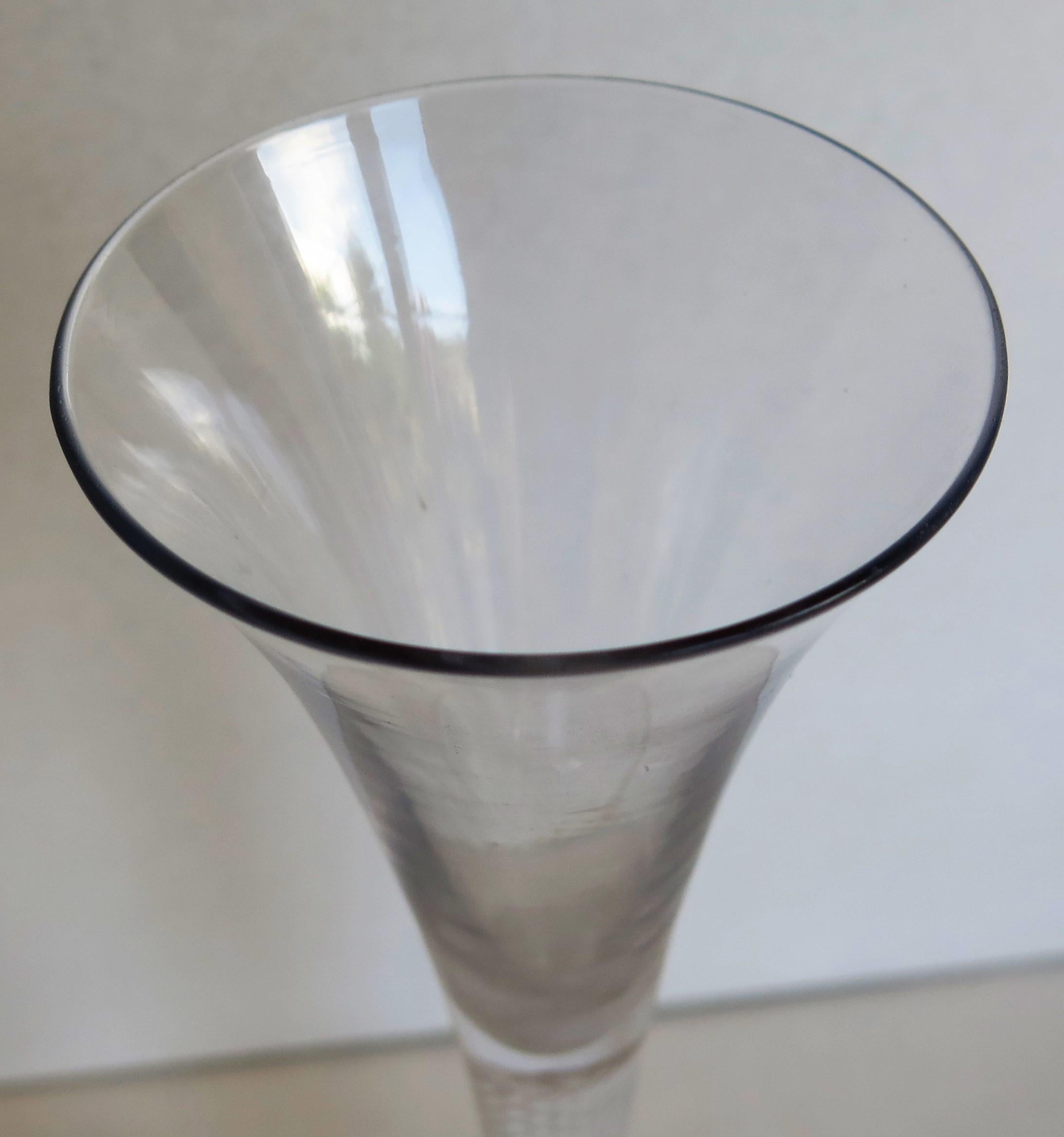 Grand verre à vin géorgien du milieu du 18e siècle, soufflé à la main en coton torsadé, à pied opaque en vente 3