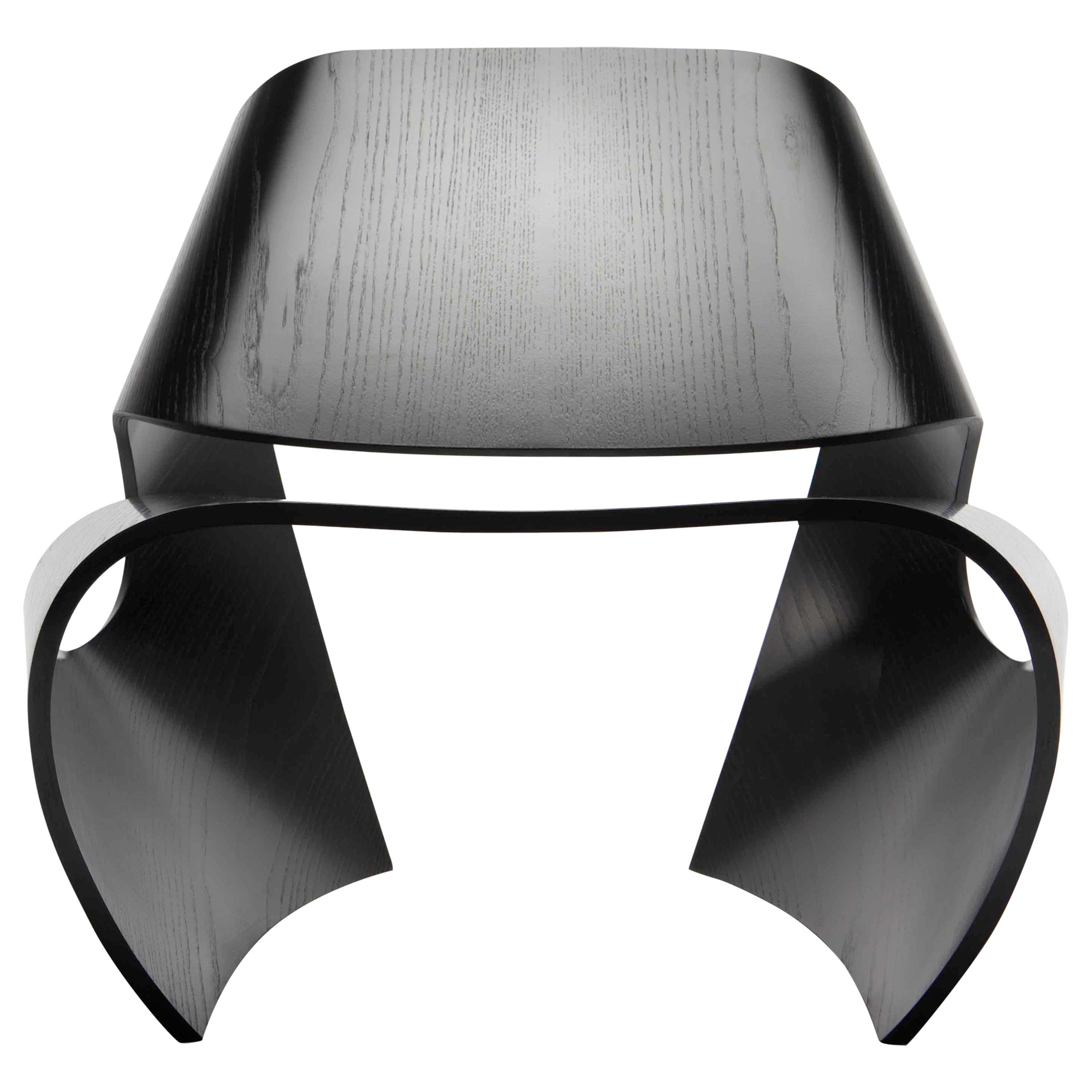 Silla de salón de madera contrachapada curvada chapada en fresno ebonizado by Made in Ratio Minimalista en venta