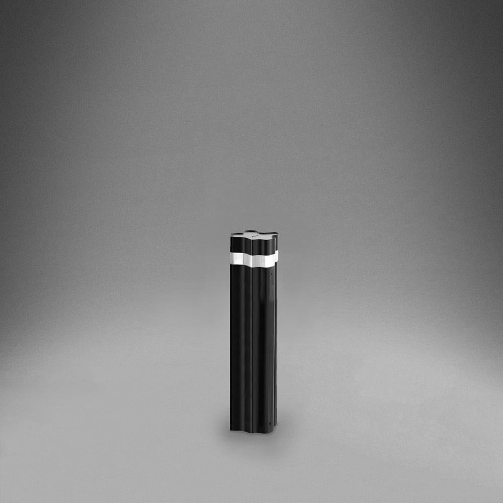 The outdoor version of Logico timeless design offers a collection of bollards available in 3 heights that can be used a single or combined for a triple grouping. 
Garden or pedestrian usage. Extruded aluminum pole with die-cast aluminum lighting