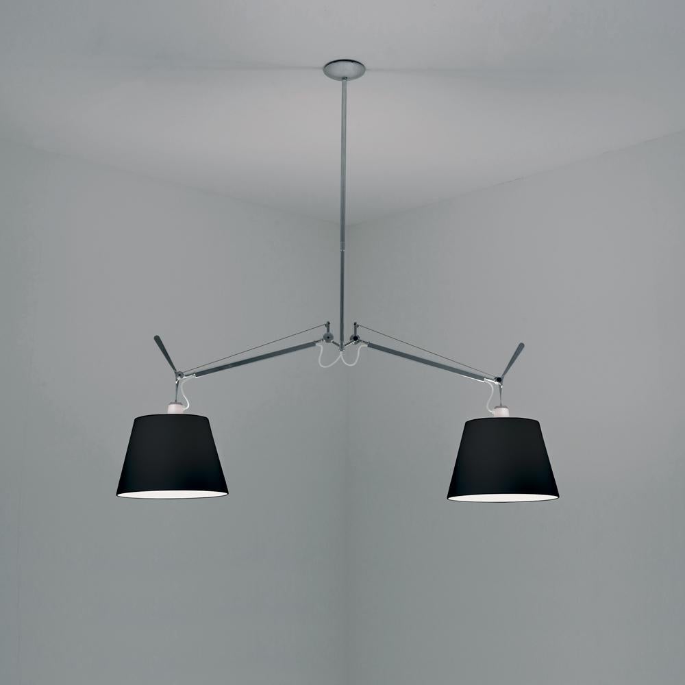 Une extension de la famille iconique Tolomeo, Tolomeo avec abat-jour présente le même système d'équilibrage des bras que la lampe de table Tolomeo, combiné à une sélection d'abat-jour en parchemin ou en tissu, donnant un aspect plus chaleureux et