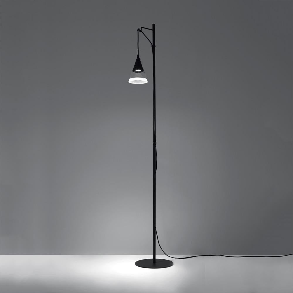 Vigo réinterprète le concept d'un lampadaire à l'ancienne pour l'environnement domestique. Constitué de deux cônes qui se chevauchent, l'un étant placé à l'intérieur et au même niveau que l'autre.

Le cône intérieur est en métal noir tandis que