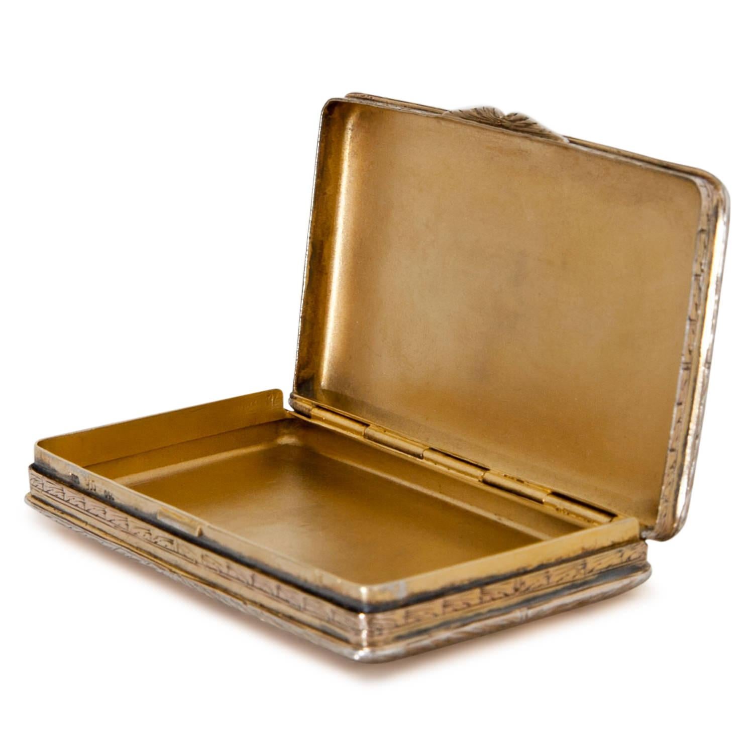 Rectangular gilt silver etui with a hinged lid and an engraved flower and vase décor. Embossed on the rim 900 and 750.