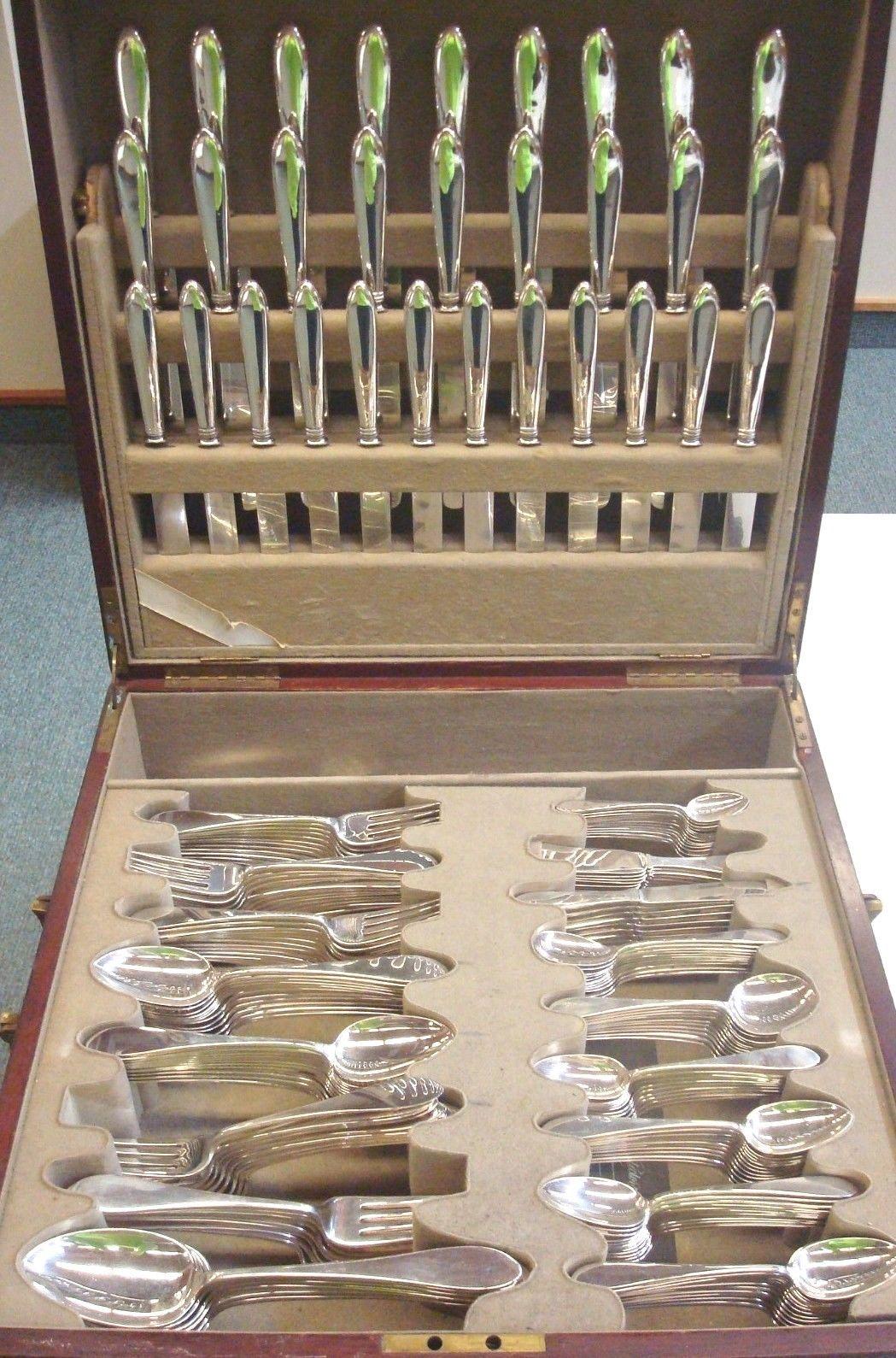 Monumental Pointed End by AJ Stone circa 1906 handmade sterling silver flatware set of 218 pieces. Cet ensemble comprend :

18 couteaux de table, 9 1/2
16 fourchettes de taille moyenne, 7 3/4
12 couteaux de table, 8 1/2