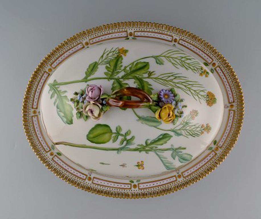 Royal Copenhagen Flora Danica large tureen / lidded bowl, branch-shaped handle, repousse flowers.
Dessin no. 20/3567.
Measures: Length 40 cm, height 17 cm.
1st. factory quality. In perfect condition.
