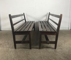 Seltenes Paar Roycroft-Eichenbänke, Inventarnummer aus dem Gasthaus, um 1905